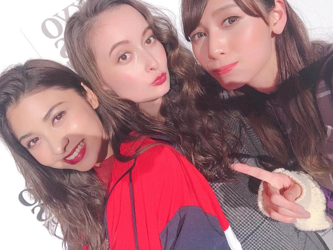 アンジェラ芽衣さんのインスタグラム写真 - (アンジェラ芽衣Instagram)「石井エミリーちゃんとアシュリーちゃん😌❤️﻿ WELLAのステージで一緒だったの！﻿ ふたりとも私がひたすらテンパってたら優しく見守っててくれた😳ｗ﻿ ほんと楽しかったし初対面であんなにうるさかったのに優しくしてくれて、ありがとうございました☺️﻿ ﻿ #アンジェラ芽衣 #石井エミリー #アシュリー #2018 #2018年 #自撮り #selfie #selfie #写真 #photo #TGC #TGC2018 #東京ガールズコレクション」9月2日 0時41分 - ange_la00