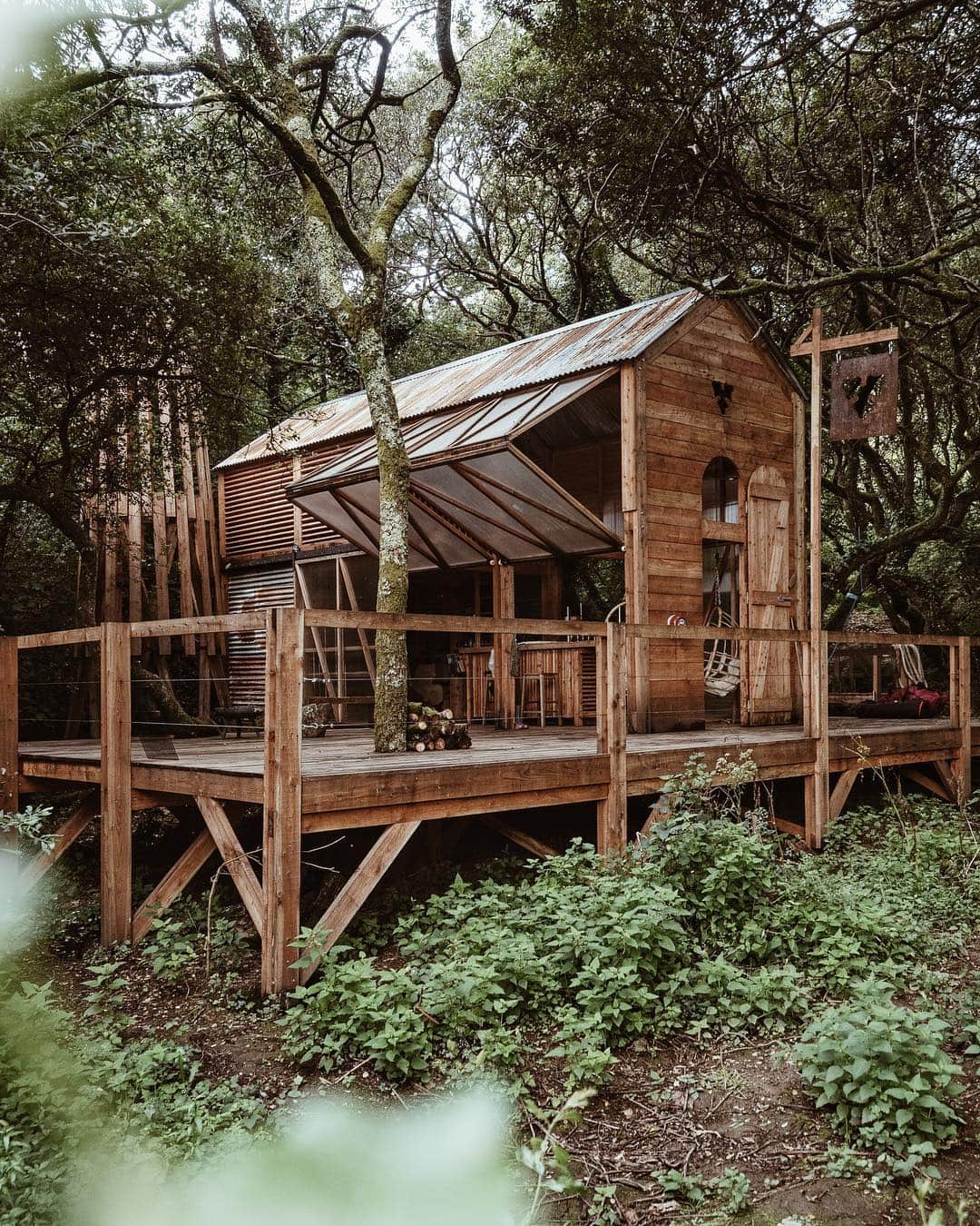 adamのインスタグラム：「Inspired by the Danes love of the great outdoors - @carlsberguk created an off the grid pub named the Carlsberg Cabin as the perfect way to escape modern technology. The cabin was beautifully crafted and with so much attention to detail and definitely an upgrade from traditional camping. Book your visit via Airbnb and try living the danish way. Check my stories soon for more pics 🍻 #thedanishway #ad」