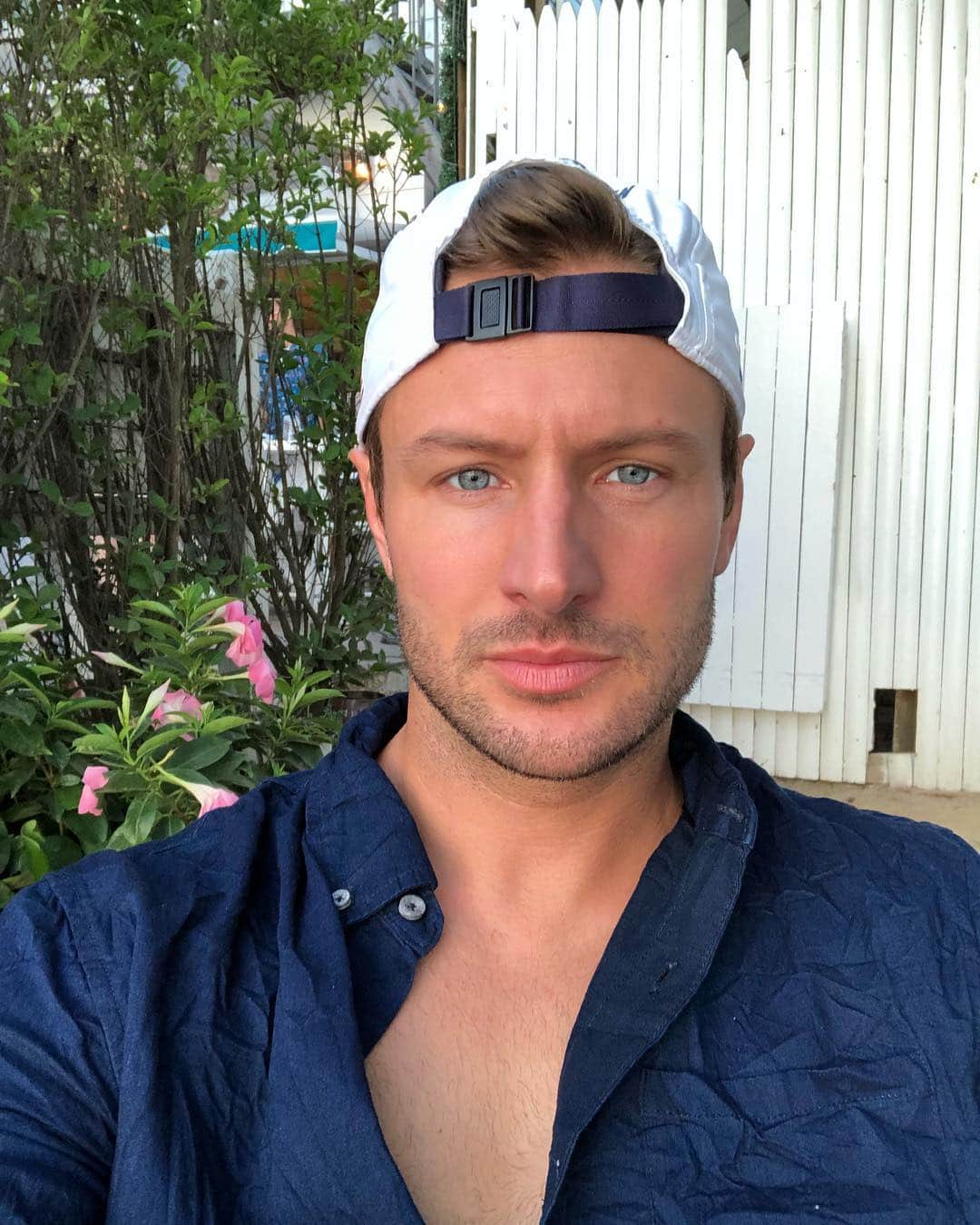 マイケル・シャンクのインスタグラム：「Hey here’s a picture of me」