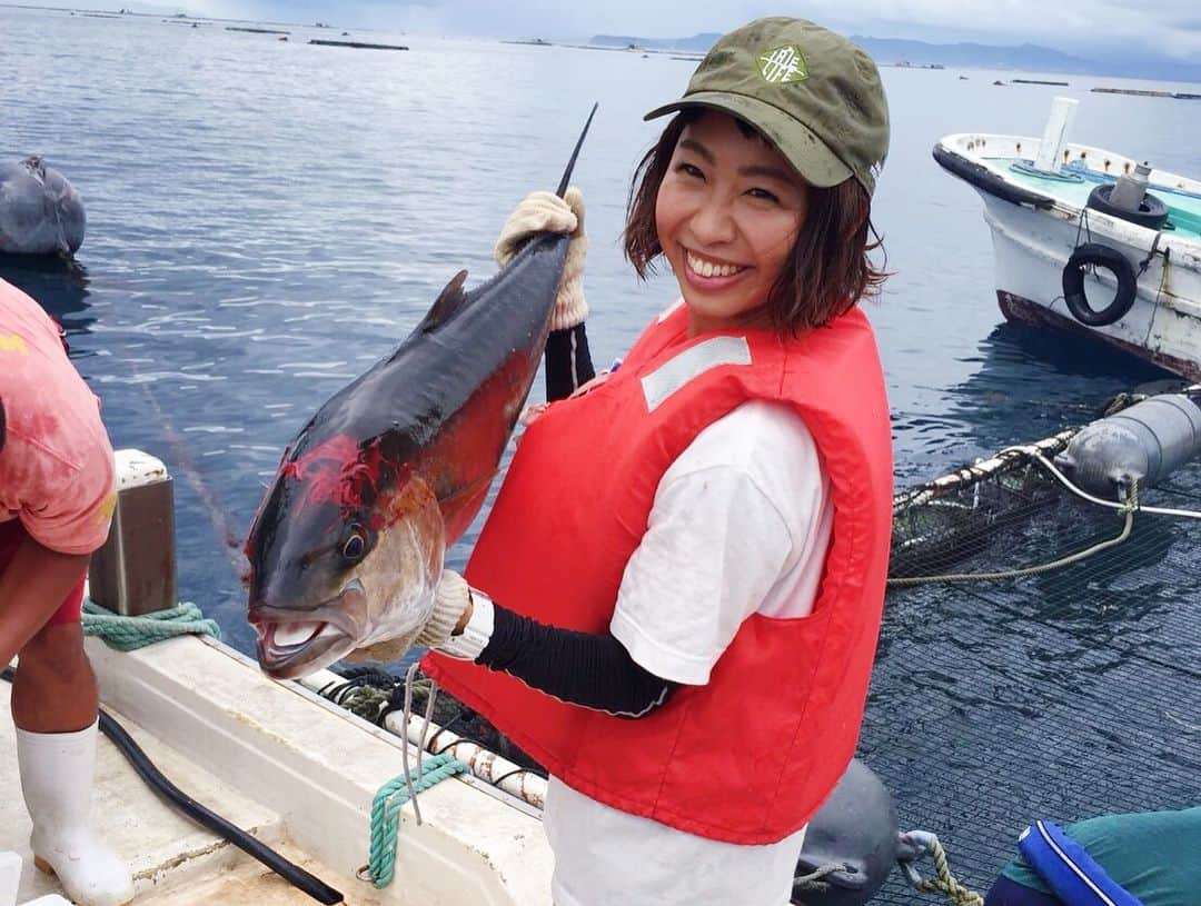 石川文菜さんのインスタグラム写真 - (石川文菜Instagram)「. . 9月1日はかのやカンパチの養殖場へ🎣 . . 地元鹿児島県鹿屋市のブランド品【かのやカンパチ】の養殖場を、今回ご縁があって見学させてもらう事が出来ました🙇‍♀️ . アテンドしてくださったのは鹿屋市PR特命係長のかのやカンパチロウさん @kanoyakanpachirou 🐟 . ※鹿屋市は人口10万人🕺豚24万匹🐷カンパチ100万匹🐟の町です🏡 . . 鹿屋側の海は潮の流れがはやく、カンパチの養殖には持ってこい🏋️‍♀️ . それに市のシンボル花であるバラを配合した餌を食べて育っているので、魚独特の臭みを抑えられてます💁‍♀️ . そんなかのやカンパチだから味も最高😍🎉 . ちなみに、通常約2年(重さ約3〜4キロ)かけてカンパチは出荷されます💁‍♀️ そこから更に約3年(重さ約8キロ)ほど成長させるとアカバラと呼ばれ、価値も上がります💎✨ . カンパチ・アカバラともに港横にある｢みなと食堂｣で味わう事が出来ます🤤🍴 . 昨日発売のじゃらん九州版にこのアカバラを使った新メニューが掲載📸 . 鹿児島の甘い醤油がアカバラの旨みを引き出すので、箸が止まらない(笑) . . . 成人するとなかなか地元の観光名所へ行くことがないので、カンパチロウさん＆市の職員さん達が各地へアテンドしてくれました🚕 本当にありがとうございます🙇‍♀️ . これをきっかけに鹿児島県そして鹿屋市の事を知ってもらえると幸いです☺️ . . . #photography #photo #japan #kagoshima #九州 #鹿児島 #鹿屋 #旅 #旅行 #トラベル #オススメスポット #かのやカンパチ #見学 #名産 #魚 #🐟 #food #foodstagram #地産地消 #じゃらん #cap #raggachina #irielife #bob #ボブ #オン眉」9月2日 17時25分 - bun0404