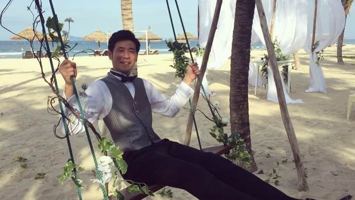 楠ダニエルのインスタグラム：「撮影の合間のおふざけ😅 ベトナムのグランビリオホテルのビーチで撮影したよ😊 . やっぱり海はいいよな〜 僕もいつか結婚するときは ビーチでカジュアルなウェディングをしたい☺️ 参列者のドレスコードはデニムシャツと蝶ネクタイ😎. . . . . . #model#male#daniel#mensfashion#ベトナム #menshair #メンズモデル#フリーモデル #apparel#mono#photo#photography #photogenic #モデル#撮影#タキシード #tuxedo #workout #wedding #ウェディングドレス #hot#shootingday #japanese #tokyostyle #ブライダル#ウエディング#結婚式コーディネート」