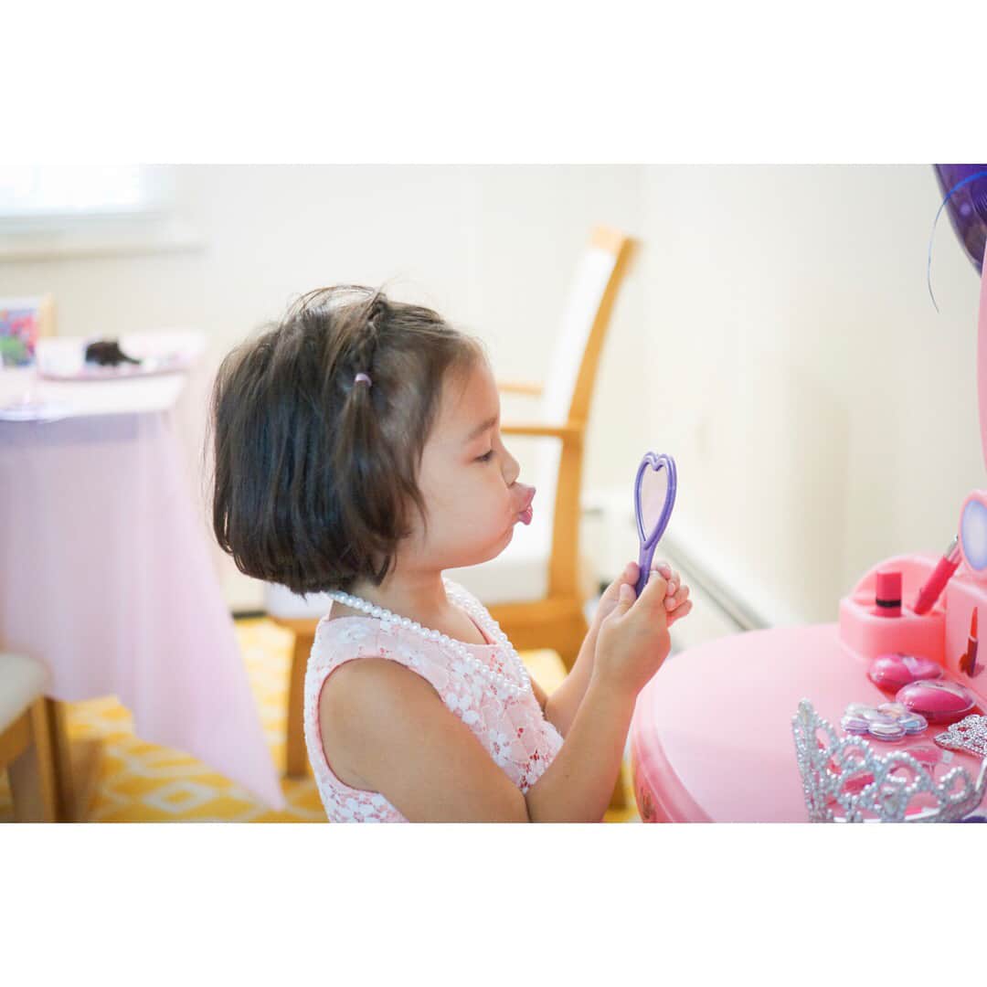 バイリンガル3兄妹のインスタグラム：「金曜日 3日遅れてやっとお華さんのお誕生日ケーキを食べることができました！ ・ ダディの仕事がとても忙しくて家族揃っての時間が取れなかったから、 ・ ケーキは金曜日まで待っててねって話してたんだけど ・ もちろん「金曜日」というものが何なのかわかってないお華さんは ・ 「華のお誕生日ケーキ食べてないよぉー？」って毎晩言われて心臓が締め付けられる思いでした😂 ・ ずっとキティちゃんのケーキ！！と言ってたのに、パーティーグッズを買いに行ったら ・ 「ポニーさんがいい！！」 って急にポニー熱が上がってしまい、結局ポニーさんで揃えたものの ・ 肝心のケーキはポニーさんの売ってなくてね😭 ・ ティアラ付きのかわいいケーキにポニーさんのろうそくを立ててそれらしくしました😂 ・ お誕生日当日に私たちからのプレゼントはあげたんだけど ・ ケーキ食べるときにプレゼントないのもそっけないなぁと思って ・ ジジババからのプレゼントを取っておきました♡ ・ ドレッサー？鏡台？バニティー？ 名前わからないけどとにかく鏡のやつと… ・ 子供用のお湯で落ちて、non-toxicなメイクセット♡ ・ 子供って容赦なくブラシに色粉つけまくるけど、その位でやっと肌に色が付くくらいなのですごく丁度いい！ ・ お華さんは何度も何度も「素敵ー！！♡」「ありがとうー！」「かわいいー！」って言ってました♡ ・ もちろんエマお姉さんもこのプレゼントには大興奮でして、仲良くシェアしてました😂 ・ 女子やなー♡♡4歳児！！ ・ ・ #4歳 #誕生日 #プレゼント #誕生日プレゼント  #makeupvanity #step2 #メイクセット #子供用 #バイリンガル3兄妹  #はなち」