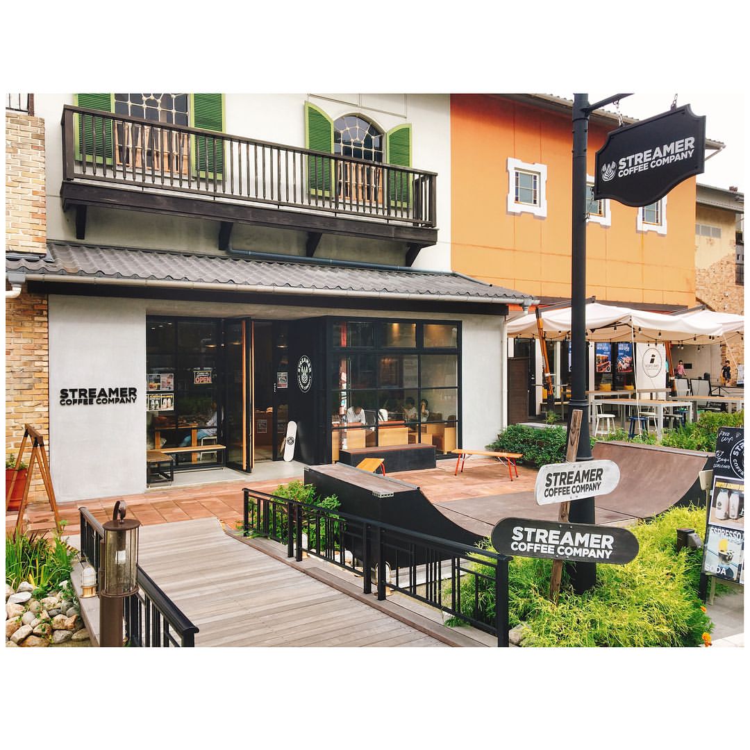 mayaのインスタグラム：「散々チェーンやでとか言われたけど😒 ハーバーが1番オシャレやし☕️🍩 #streamercoffeecompany  #cafe  #coffee  #dounuts  #kobe #ハーバーランド#モザイク#神戸カフェ#おしゃカフェ#のんびり」