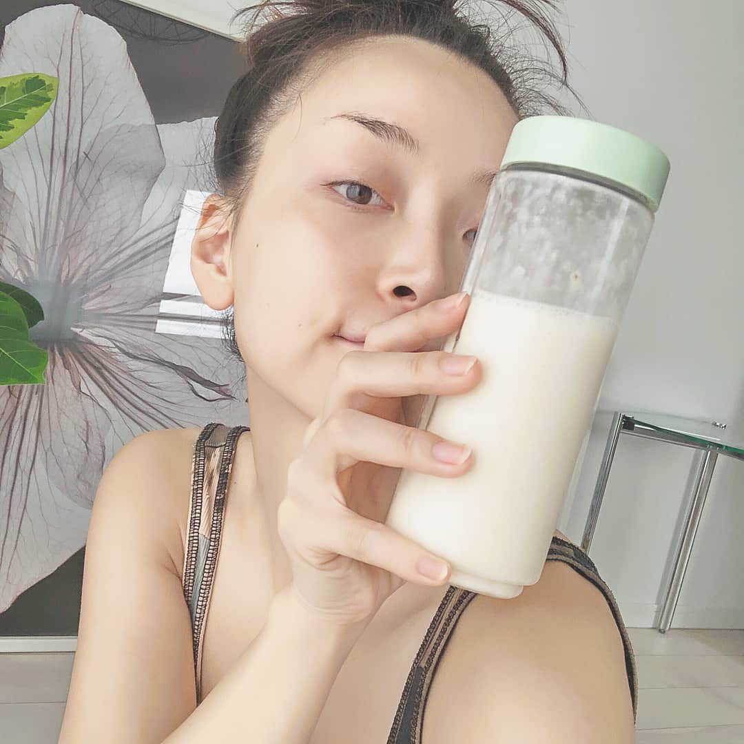 佐々木あさひのインスタグラム：「はあちゅうから『新居には絶対これだと思ってた』ということで誕生日プレゼントで貰ったミニブレンダーが毎朝大活躍🤤小さいのに馬力があって、飲みきりサイズで作れるのでいつもフレッシュ！最近はバナナ・牛乳・氷だけ入れたシンプルなバナナジュースを作ってる🍌 いい朝生活をありがとう✨ #thankyou #vitantonio #ミニボトルブレンダー @ha_chu @vitantonio_jp」