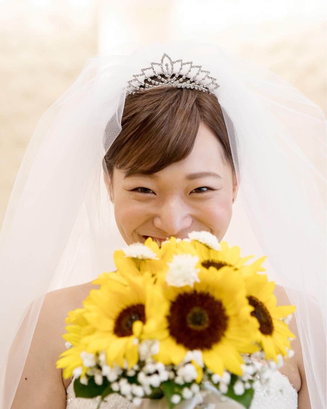 ANA クラウンプラザホテル大阪 ブライダルプロデュースのインスタグラム：「チャペルでの1枚🌻 * #wedding#bridal#osaka#hotel#hotelwedding#weddingparty#weddingphoto#dress#anacrowneplaza #大阪#結婚式#披露宴#卒花嫁#プレ花嫁#コーディネート#ウェディングレポ#ANAクラウンプラザホテル大阪  #ANA_CROWN_PLAZA_PHOTO #ANA_CROWN_PLAZA_WEDDING」