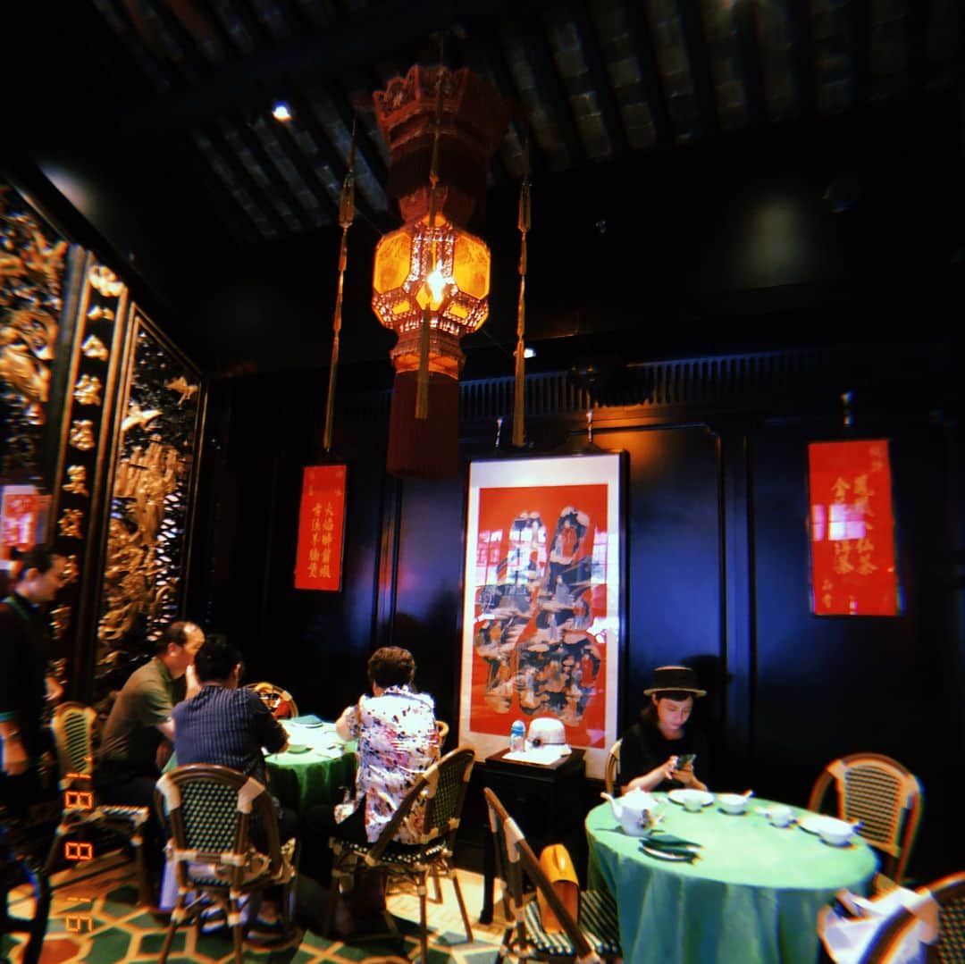 郭圈圈さんのインスタグラム写真 - (郭圈圈Instagram)「#誉八仙茶室酒楼  在上海蠻多人喜愛的一間港式茶室酒樓，有分早茶午茶跟晚茶～我們這天吃午茶～🍵 但這篇都只放了室內的裝潢（下一篇在放食物唷！） - 這間位於 #新天地 的小巷裡，整體建築跟設計都超有味道，很喜歡手上這個其實是茶單的扇子♥️ . . . . . . #leainshanghai##shanghai#shanghaispot#上海#上海美食#港式飲茶#扇子#茶單#誉八仙#shanghaifoodie#shanghaicafe#shanghaitrip#shanghaitravel#lea_china#早茶#午茶#飲茶#yumcha#譽八仙」9月2日 13時49分 - helloiamlea