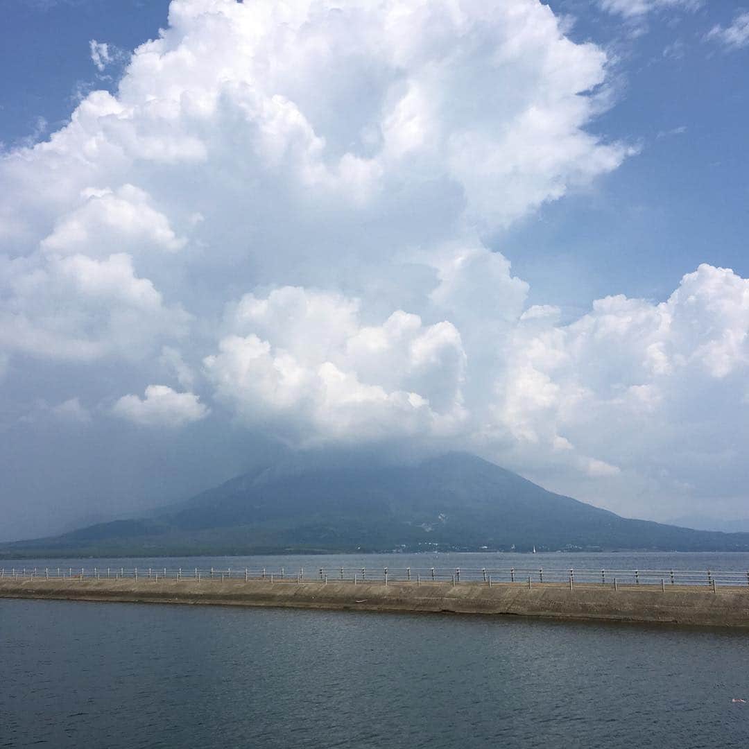 川江美奈子さんのインスタグラム写真 - (川江美奈子Instagram)「Look at this sky!! 九州に来てから、より空を近くに感じています。雲が友だちみたいに！ 本日もよろしくお願いいたします。  #今井美樹 #concert #tour #sky #day7 #todayssky #鹿児島の空」9月2日 13時59分 - minakokawae