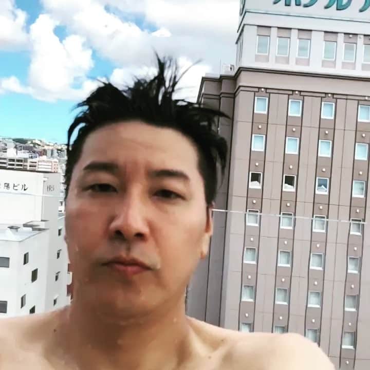 長田庄平のインスタグラム：「そろりそろり落ち #iPhoneのCM風 #プール #沖縄 #夏 #肩 #チョコレートプラネット」