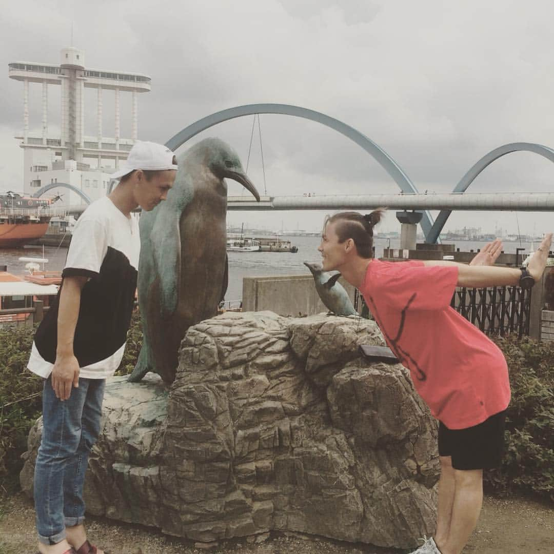 YU・RYO（BRIDGET）さんのインスタグラム写真 - (YU・RYO（BRIDGET）Instagram)「Twins with penguin. #bridget #twins #half #dancer #japan #双子 #ハーフ #ダンサー #日本 #penguin #ペンギン #名古屋港水族館 #イルカショー #シャチでかい #癒される #ファンイベ #楽しい #クラゲ」9月2日 14時54分 - bridget.twins