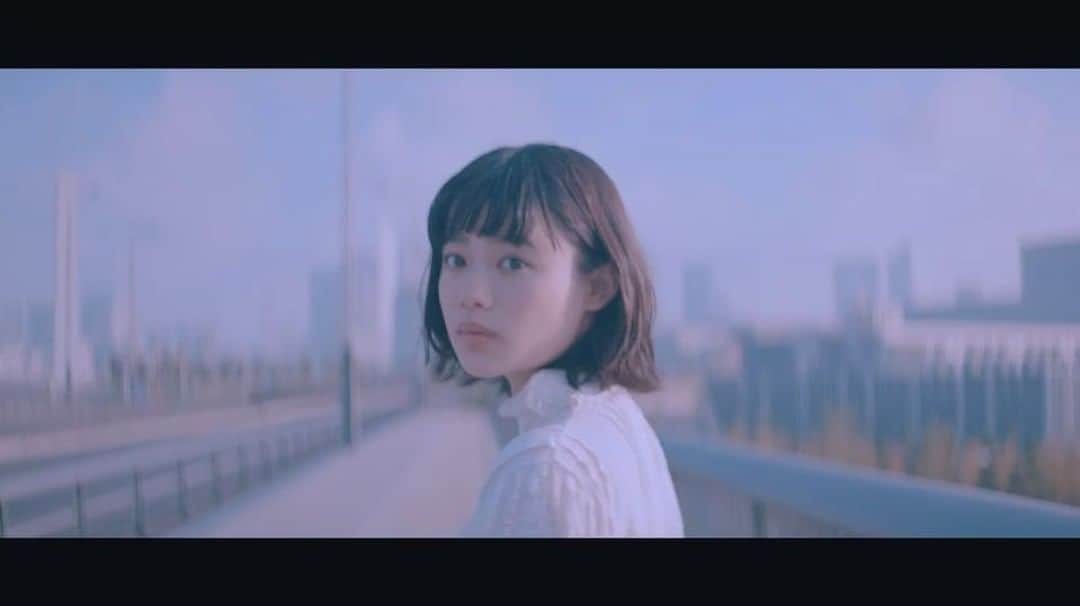 杉咲花のインスタグラム：「バンド「2」さんの、「FALL FALL FALL」という曲のMVに出演させていただいております。 もともとThe SALOVERSのファンだった私にとって、このMVに携わらせて頂けたことは至福の時間でありました。サラバーズは噛みつかれそうで、忘れられなくて、幼気で、汗の匂いのするバンド。私の青春の全て。 それから時は経ちサラバーズは解散、新たに2が結成され、学生を卒業して成人を迎えた私は現在2さんのファン。嬉しいよー。バンドや曲が生まれて年をとるように、私も同じく年をとれてる。みんな、時間は平等なのだな。 すき、すき、！と公言してはいたけれど、まさかこんな日がやって来るだなんて。撮影は緊張した。都会の朝にこだまするFALLFALLFALLはひたすら美しい曲だった。まるでなにもなかったみたい、でも確かにあの時間が胸に刻まれてる。特別だった。奇跡みたいな時間だった。 長々書いてしまったけど、とにかく最高です。 是非MV観てください。 おボン様こと古舘くん @furutachiutaroo どうもありがとうございました。これからも2を追いかけます。！」