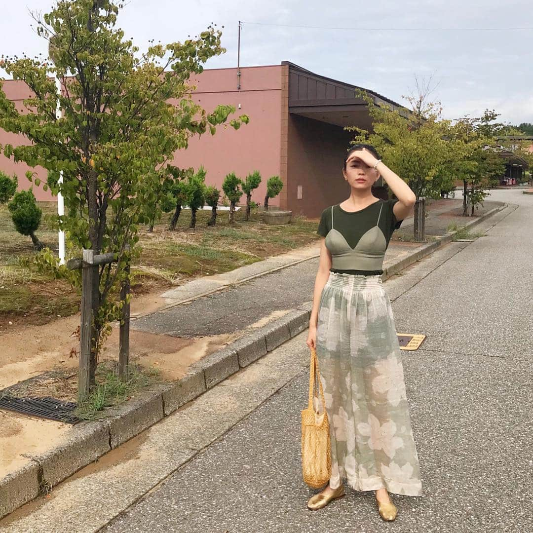 矢野未希子さんのインスタグラム写真 - (矢野未希子Instagram)「旅行3日目の服♡  今回の旅行もめっちゃ楽しかった✨  東京にいると普段家族に会えないから こうやってみんなで旅行行けるのは 本当に嬉しい事だなぁー  3年前くらいから恒例化した家族温泉旅行♨️ それぞれのキャラがバラバラで 絶妙なバランスで本当に楽しい😂  毎回行くたびに妹がアルバムを作ってくれて  そのアルバムが増えるのが嬉しいと 言っていたお父さん。  わたしのほっこり夏休みでした♡  次はどこ行こうか🍀」9月2日 15時18分 - mikko1104