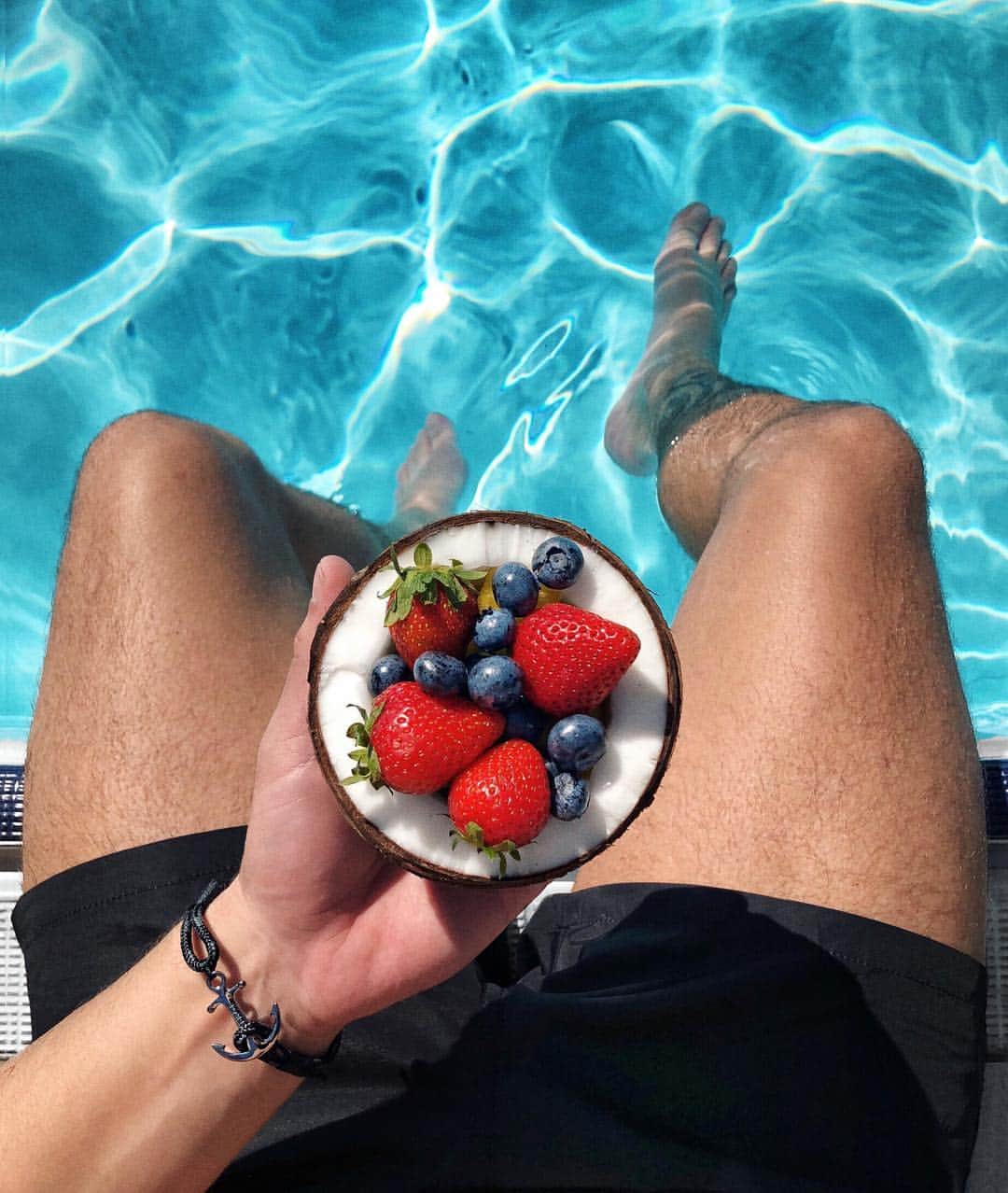 Stefano Trattoのインスタグラム：「Coconut bowl by the pool 🥥! Have a nice evening guys! Get your @thetomhope bracelet in a store close to you!  Visit the store locator at thetomhope . com to find your closest one! ⚓️ #thetomhope ad (More on my Instagram stories)」