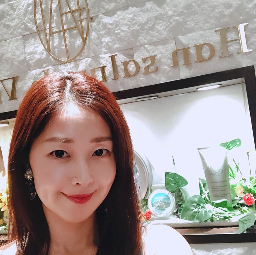 笛木優子のインスタグラム：「夏の日焼けで肌の調子がイマイチでした😭  なので、プロの力を借りようと、、いろんなモデルさんや女優さんがやられててとても気になってたハンケアに！！ 『ハンケア』とは４種類の天然石（美肌石）を用いたハン・サロン・ド・ヴィサージュ独自のケアシステムのことを言うそうです。  東洋医学をベースに「皮膚免疫学」、「筋肉運動療法」を取り入れ生み出されたケアは、皮膚の免疫力を高めることでお肌のあらゆるトラブルを予防し、自然治癒力を高めるそう。  ハンケアはシワ、たるみ、リフトアップ、血行促進、お肌の弾力、アンチエイジング、スリミングに効果的🙆‍♀️ 動画がうまく撮れませんでした😩 終わった後はスッキリ、モチモチの肌になりました🙏 家でもケアをしようと思って美肌石を買いました👩‍⚕️🌹 みなさんも夏で疲れた肌をケアしてあげてくださいね〜🙇‍♂️ #ハンサロン」