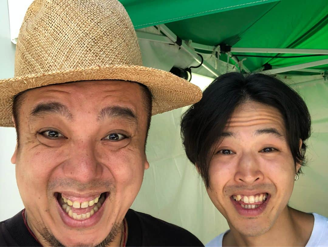 DUTTCHさんのインスタグラム写真 - (DUTTCHInstagram)「ACMF 2018 無事終了‼️ 今年も最初から最後までぶち上がったぞ‼️ 2日目もたくさんのご縁がありました。 これも優くんの人柄やなぁ〜  秋田パワーが、年を重ねるごとに大きくなって 優くんの想いが、出演してるアーティストさん始め、スタッフ、オーディエンスに伝わってるのが 今年は、余計に感じたフェスでした。  その後ろで、叩かせもらっている事に  心から感謝。  #acmf #高橋優 #テツandトモ #みかん #ORANGERANGE #ドラマー仲間 #めっちゃ素めっちゃ作り笑い #pearl #sabian #wincent #westone  #drum #duttch」9月2日 20時17分 - uzmkduttch