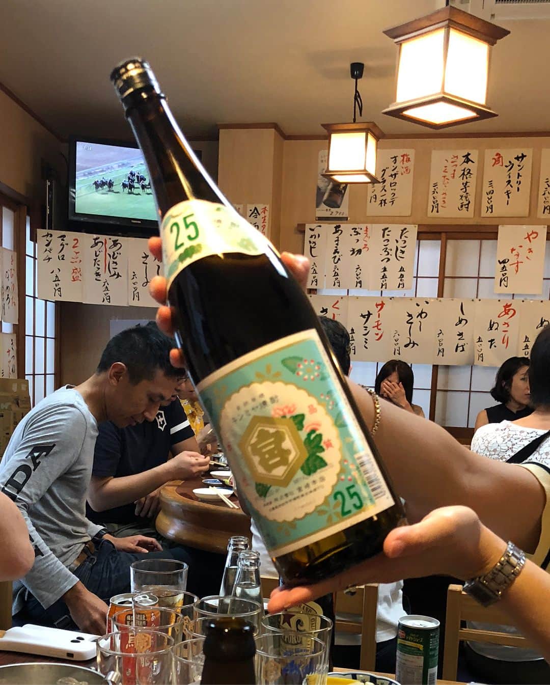 加藤紀子さんのインスタグラム写真 - (加藤紀子Instagram)「憧れだったお店、丸千葉。 「そんな食べる？そんな飲む？」ビビりまくっておりましたが、女子8人で食べきって飲みきって笑いきった9月最初の日曜日。  #エメラルドデビュー記念日 #キンミヤ一升瓶空いたの初めて見た #キンミヤは三重の産物 #チャーハンはお土産」9月2日 20時42分 - katonoriko