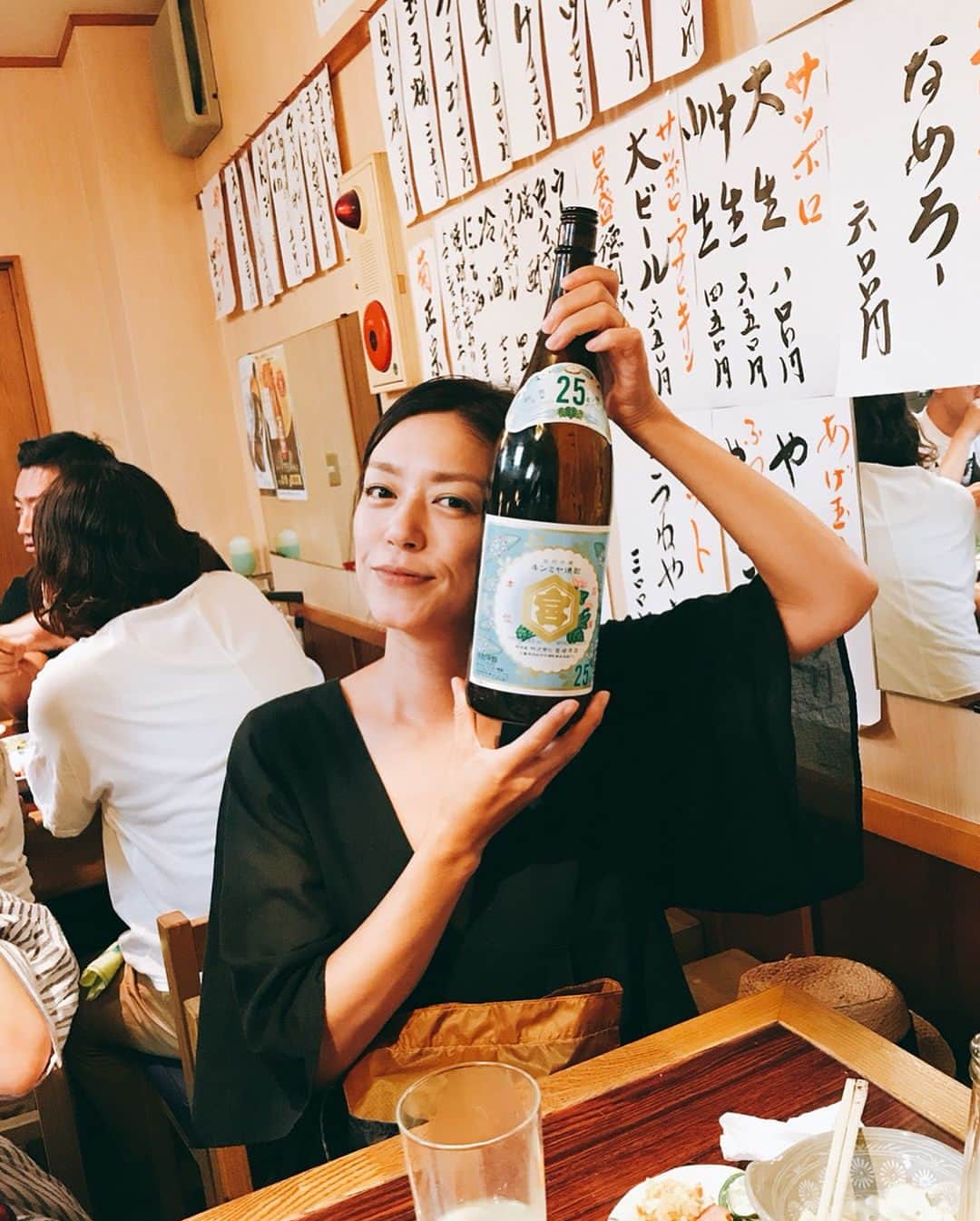 加藤紀子さんのインスタグラム写真 - (加藤紀子Instagram)「憧れだったお店、丸千葉。 「そんな食べる？そんな飲む？」ビビりまくっておりましたが、女子8人で食べきって飲みきって笑いきった9月最初の日曜日。  #エメラルドデビュー記念日 #キンミヤ一升瓶空いたの初めて見た #キンミヤは三重の産物 #チャーハンはお土産」9月2日 20時42分 - katonoriko