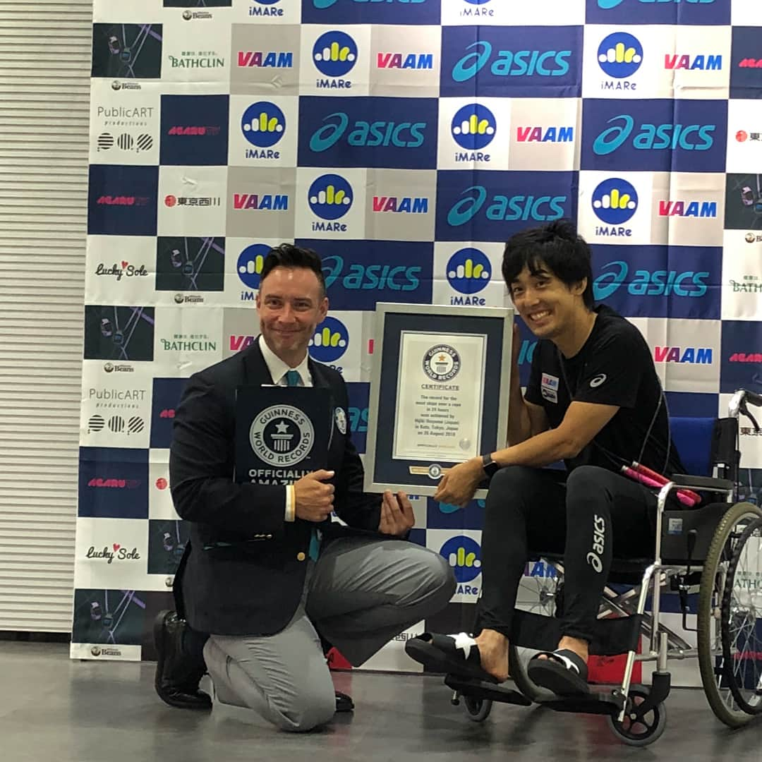 生山裕人のインスタグラム：「" 生山、ギネスってきました。 . ちょうど1週間前、従兄弟でプロ縄跳びプレーヤーの生山 ヒジキの人生を賭けたチャレンジに、サポートメンバーとして参加してきました。 . 『24時間耐久縄跳び』というぶっ飛んだチャレンジ。 . 破るべき記録は、2005年にイザベル・ブッシュさんが記録した151,036回。 . たくさんのサポートメンバーの協力もあり、残り3分で記録を超え、最終的に151,409回を跳ぶことができました。 . いやー、正直過酷すぎました。 . 誰もがどんな展開になるか予想できない中でのチャレンジ。 . ヒジキも言っていましたが、サポートメンバー誰1人が欠けても達成できなかったギネス世界記録です。 . 皆さん、こんなアホな従兄弟のために貴重な時間を割いていただき、ありがとうございました！ . 彼がこのチャレンジに賭ける想いをずっと聞いていたので、達成を目の当たりにした瞬間はひたすら号泣させられました。 . 人間の可能性って無限大っすね☺︎ . SNSを通じて応援してくださった皆さんもありがとうございました！！ . ヒジキ！ 改めておめでとう‼️ . P.S. 最近、「生山家は頭がおかしい」と言われることが多くなってきましたが、褒め言葉と信じて、いつまでもチャレンジ精神を忘れずに、様々な『山』を乗り越えて『生』きていきます。 ワクワク☺︎ . #生山ヒジキ #生山裕人 #中川家 #ちゃうちゃう #生山家 #24時間耐久縄跳び #24時間テレビ #24時間TV #プロ縄跳びプレーヤー #プロ縄跳び選手 #プロ野球選手 #なわとび小助 #従兄弟 #縄跳び #なわとび #sports #スポーツ #athlete #アスリート #トレーナー #スポーツトレーナー #ギネス世界記録 #全力疾走」