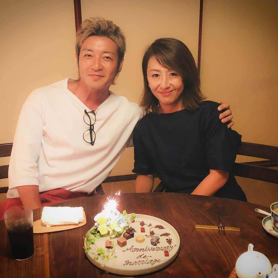 つるの剛士さんのインスタグラム写真 - (つるの剛士Instagram)「昨日は、僕も初代MCとして6年間、僕が卒業した後も11年という長い間放送されていたスカパー #釣りビジョン の番組 #つりステーション が終了するということで打ち上げ会へ。 じつは、この番組で当時スタイリストだった妻と出会い、攻め攻めの直球猛アタックで見事に釣り上げた釣り番組。笑 昨夜は夫婦揃って参加してきました。 何年かぶりに懐かしいスタッフの皆さんとも再会。 17年間の其々の積もる重い想いが笑顔と涙に変わり感動の打ち上げ会になりました。 改めまして、立ち上げからMCを務めあげた、"かおりん"こと #末川かおり ちゃん、そして、事務所の後輩でもある #磯部さちよ ちゃん、そしてスタッフの皆さん、長い間本当にお疲れ様でした！  一夜明け、本日9月2日は、偶然にも我が夫婦の16回目の結婚記念日。 特に二人にとって何の日でもなかった9月2日を、当時勝手に92＝クツで #靴の日 と銘打って毎年お互いに靴を交換をしあう日にしましたが、今年で16足の靴を交換して夫婦で歩み16歩目です。 今日も母親が子供達をみてくれるというので、有難いその言葉に甘えて夫婦二人きりで隣町の鎌倉の素敵なレストランにてしっぽりディナーして来ました。  とはいえ、会話の内容は結局ほとんどが子供達の話になりますが…。 笑  改めて、 16年前、竹芝埠頭の夜景の前でスベリまくったプロポーズを受け入れてもらい僕と結婚してくれてありがとう。 そして、5人の可愛い子供達を産んでくれてありがとう。  今年も全力で告ります。  出会った時より、  去年の今日より、  大好キッス！！ 夫婦生活16年、四季に例えたならまだまだ夏真っ只中ですが、これから人生の秋、冬に向かって、お互いに成長、発展しながら一緒にゆっくり歩いていきましょう。  それではここで一曲聴いてください。 つるの剛士 で 「君にありがとう」→ https://youtu.be/Yg4LT6Go_IE  こちらも偶然に、明日、岩手釜石市にて #都倉俊一 先生のピアノ演奏で歌ってきます。 気持ちも一層入りそう。  #9月2日 #勝手に靴の日 「#僕の人生をスタイリングしてください」 #使っていいよ↑ #常人取扱注意 #責任は負えません #母親に感謝 #子供達にも感謝 #惚気御免 #今日だけ許して #イチリンハナレ #結婚16年目 #黄玉婚式 #トパーズ #つるの一家 #愛し妻」9月2日 21時26分 - takeshi__tsuruno