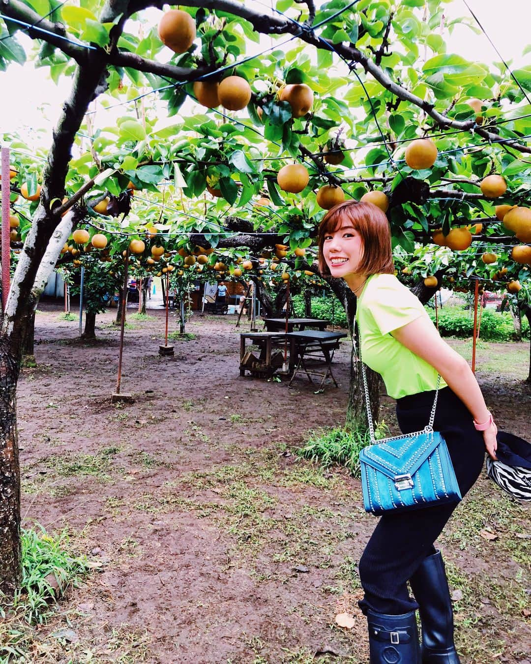 仲里依紗さんのインスタグラム写真 - (仲里依紗Instagram)「久々の家族三人おやすみ❣️👪❣️ . 息子がフルーツ狩りがしたいと言い出したので、雨だったけど梨狩りへ行きました🍐✨‼️. . 夏休みらしい事やってあげれてなかったからできてよかった❤️ 平成最後の夏の思い出できました❤️😊❤️ . new bag👜✨💙 @michaelkors  T-shirt👚✨💚 @stussywomenjp .  #梨狩り #🍐」9月2日 22時01分 - riisa1018naka