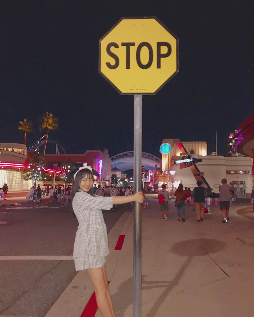 山本彩加さんのインスタグラム写真 - (山本彩加Instagram)「STOP❤️ STOP🖤 ・ ・ #usj #ユニバ #映えスポット  #夜撮」9月2日 21時50分 - ayaka48_yanyan