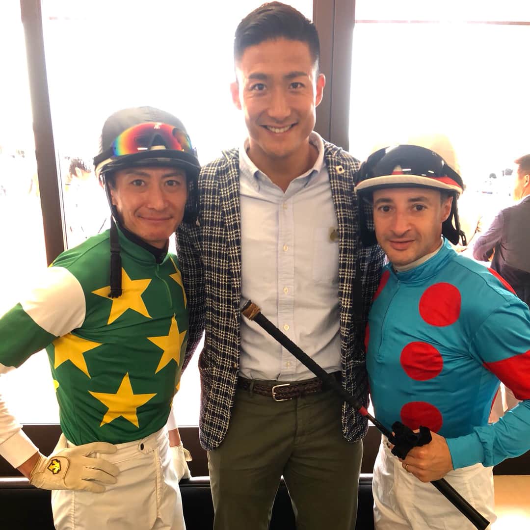 都倉賢のインスタグラム：「友人の応援に札幌競馬へ行ってきましたよ〜📣 ドキドキワクワクしながら慣れない競馬観戦を満喫する事が出来ましたよ！  来年の札幌競馬も今から楽しみ😊  クリストフ、ダイさん本当に有難うございました🙏🙏🙏 競馬の予想を自分が一面の新聞でする事になるとは思いませんでしたがね…笑」