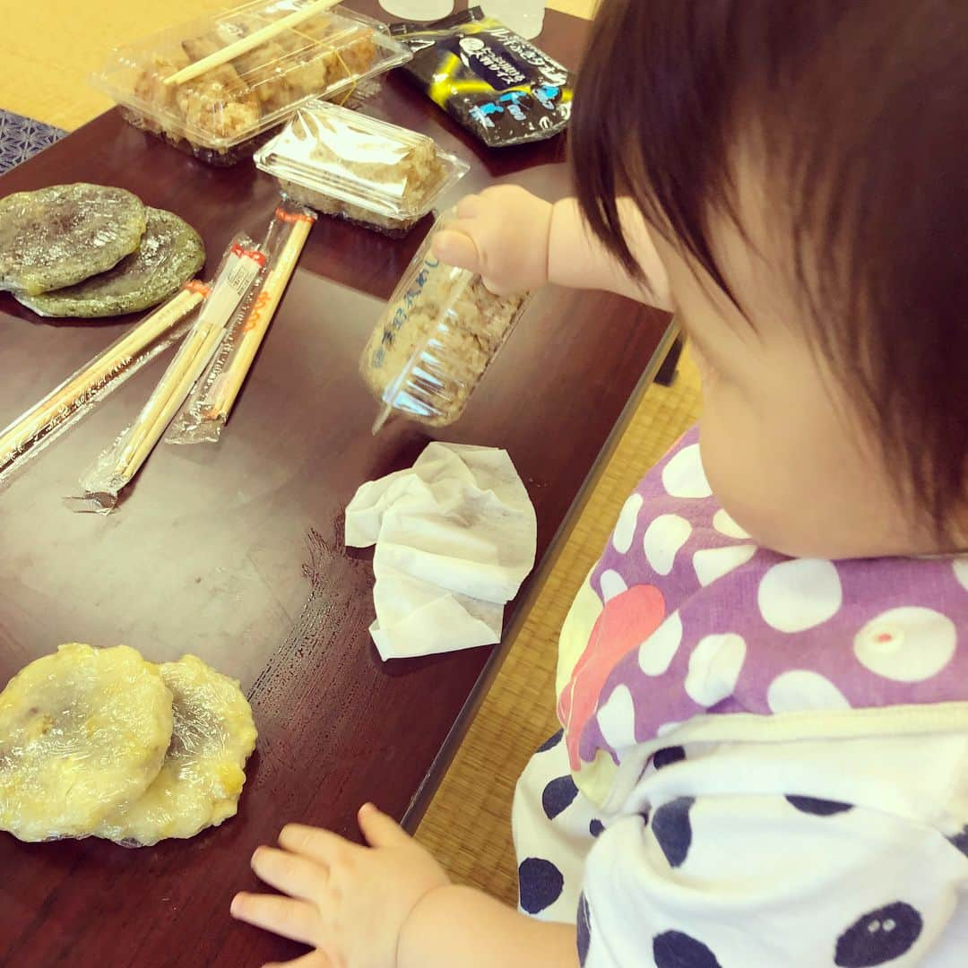 井上香織さんのインスタグラム写真 - (井上香織Instagram)「2018.9.2 森永乳業杯ツアーオブバレー🏐 今日は大分でバレー教室でした。 行き4時間半🚅🚃🚃💨 バレー教室2時間。 帰り4時間🚃🚃🚅💨 一緒に頑張ってくれた娘は帰ってバナナ食べてもう夢の中😪 動き回れるようになってからは、移動中本当に辛抱させてばかりでごめんね🙏 今日も1日ありがとう♡ #バレーボール #大分 #バレー教室 #ヴィクトリーナ #姫路 #新幹線 #優しい人いっぱい #隣の席のお兄さん #ペットボトル拾ってくれるの速すぎ #感謝」9月2日 21時51分 - kaorin888