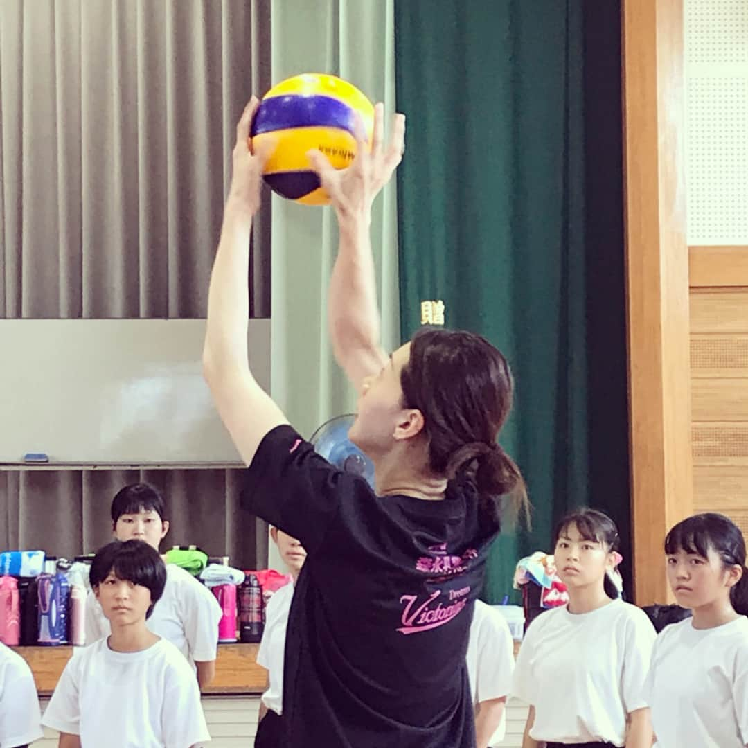 井上香織さんのインスタグラム写真 - (井上香織Instagram)「2018.9.2 森永乳業杯ツアーオブバレー🏐 今日は大分でバレー教室でした。 行き4時間半🚅🚃🚃💨 バレー教室2時間。 帰り4時間🚃🚃🚅💨 一緒に頑張ってくれた娘は帰ってバナナ食べてもう夢の中😪 動き回れるようになってからは、移動中本当に辛抱させてばかりでごめんね🙏 今日も1日ありがとう♡ #バレーボール #大分 #バレー教室 #ヴィクトリーナ #姫路 #新幹線 #優しい人いっぱい #隣の席のお兄さん #ペットボトル拾ってくれるの速すぎ #感謝」9月2日 21時51分 - kaorin888