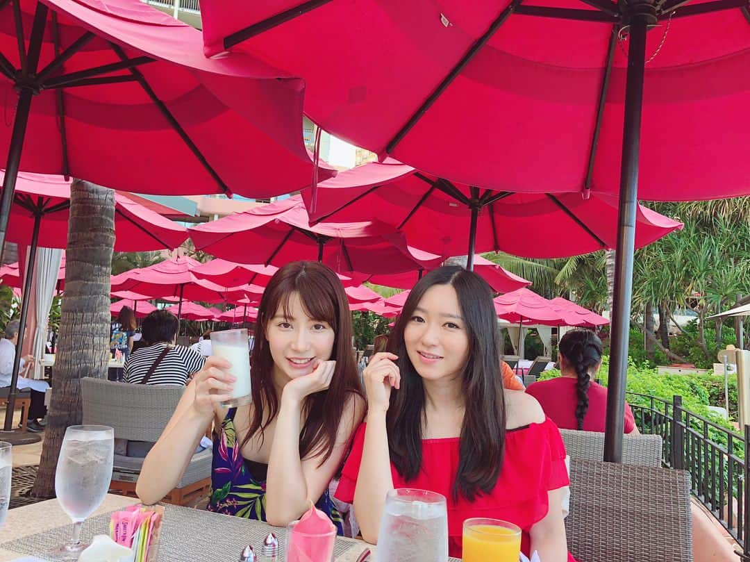 中川杏奈さんのインスタグラム写真 - (中川杏奈Instagram)「昨日テレビで #有吉の夏休み 見てたらまたハワイ行きたくなってきた😻 ロイヤルハワイアンホテルで朝食🌺 パンケーキピンクで可愛かった💗 8月終わっちゃったけど、まだ夏は終わってないよ😻 だって9月はまだ半袖だから夏みたいなものじゃない？ まだまだ夏楽しみます*\(^o^)/* : #夏はまだ #これから #ピンク #pink #ピンクカフェ  #ロイヤルハワイアンホテル #パンケーキ #ピンクの空 #ピンクのパンケーキ #ピンクスポット #女子旅ハワイ  #ちなみに家の中のパラソル楽しく活用できてるよ 😻 #近々upします #パラソル #パラソルの下 #アメトーク 見てたらキャンプやりたくなってきた！ #夏はまだ終わらない」9月2日 22時05分 - annanakagawa0228