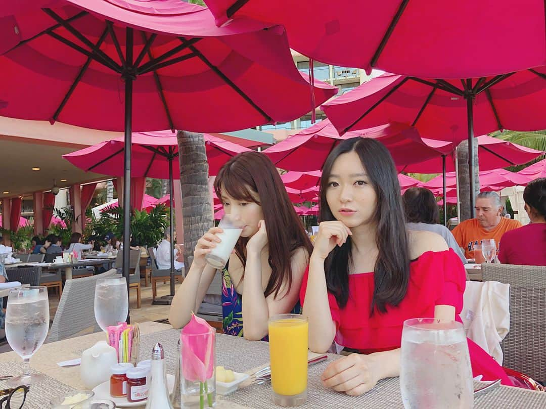 中川杏奈さんのインスタグラム写真 - (中川杏奈Instagram)「昨日テレビで #有吉の夏休み 見てたらまたハワイ行きたくなってきた😻 ロイヤルハワイアンホテルで朝食🌺 パンケーキピンクで可愛かった💗 8月終わっちゃったけど、まだ夏は終わってないよ😻 だって9月はまだ半袖だから夏みたいなものじゃない？ まだまだ夏楽しみます*\(^o^)/* : #夏はまだ #これから #ピンク #pink #ピンクカフェ  #ロイヤルハワイアンホテル #パンケーキ #ピンクの空 #ピンクのパンケーキ #ピンクスポット #女子旅ハワイ  #ちなみに家の中のパラソル楽しく活用できてるよ 😻 #近々upします #パラソル #パラソルの下 #アメトーク 見てたらキャンプやりたくなってきた！ #夏はまだ終わらない」9月2日 22時05分 - annanakagawa0228