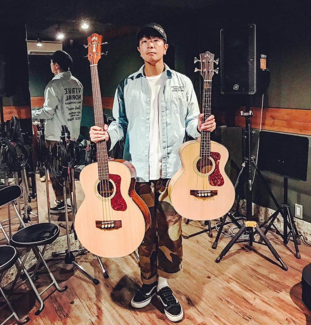 Shun さんのインスタグラム写真 - (Shun Instagram)「【GUILD アコースティックベース】 TOTALFAT+ノブ(the telephones) でのアコースティックフォーメーションにて、今まではエレキベースで演奏していたんだけど、やっぱりアコベが欲しいという事でGUILDのアコベをGET！ @guildguitars ・ 右手のロングスケールはさすが安定のクオリティ👏🏻ブレない格好良さ！ 左手のショートスケールは驚きの機動力と小ぶりなボディで想像する音を超える素晴らしいLow&Midのパフォーマンス👏🏻 踊りながら弾ける😎 ・ 明日の三浦海岸OTODAMA~NEW ACOUSTIC CAMP @newacousticcamp ~GAMA ROCK FESはこいつらで攻める😎👍🏻✨ ・ ・ #totalfat #acoustic #acousticbass #guildguitars」9月2日 22時05分 - totalfat.shun