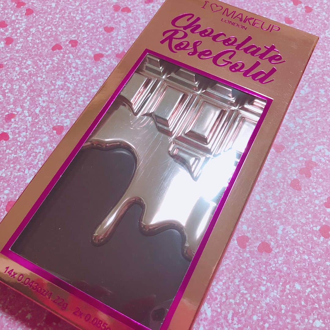 高橋真生のインスタグラム：「昨日お小遣いもらったから勢いでアイシャドウ買っちゃった🙄💗 * ずっと前から気になってたやつ🤤 * 使うの楽しみ〜 * * #メイク#コスメ#髙橋真生#まうまう#ngt48」