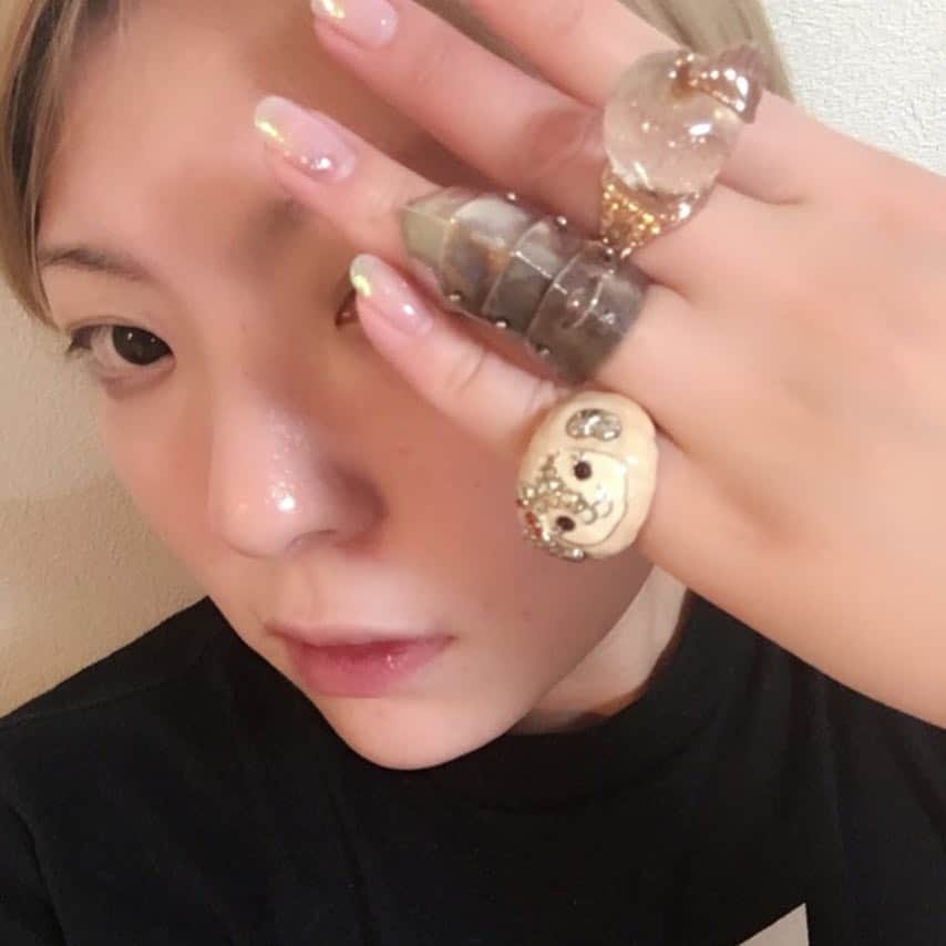 中山恵梨香のインスタグラム：「昔つけてた指輪たち。 昔みたいにゴテゴテつけなくてもたまに１つずつとかでもつけよかな。 🌙 数年経ってもやっぱり可愛いもんは可愛い  #指輪#ANNA SUI#aliceandpirates #vivienwestwood  #青春だねぇ」
