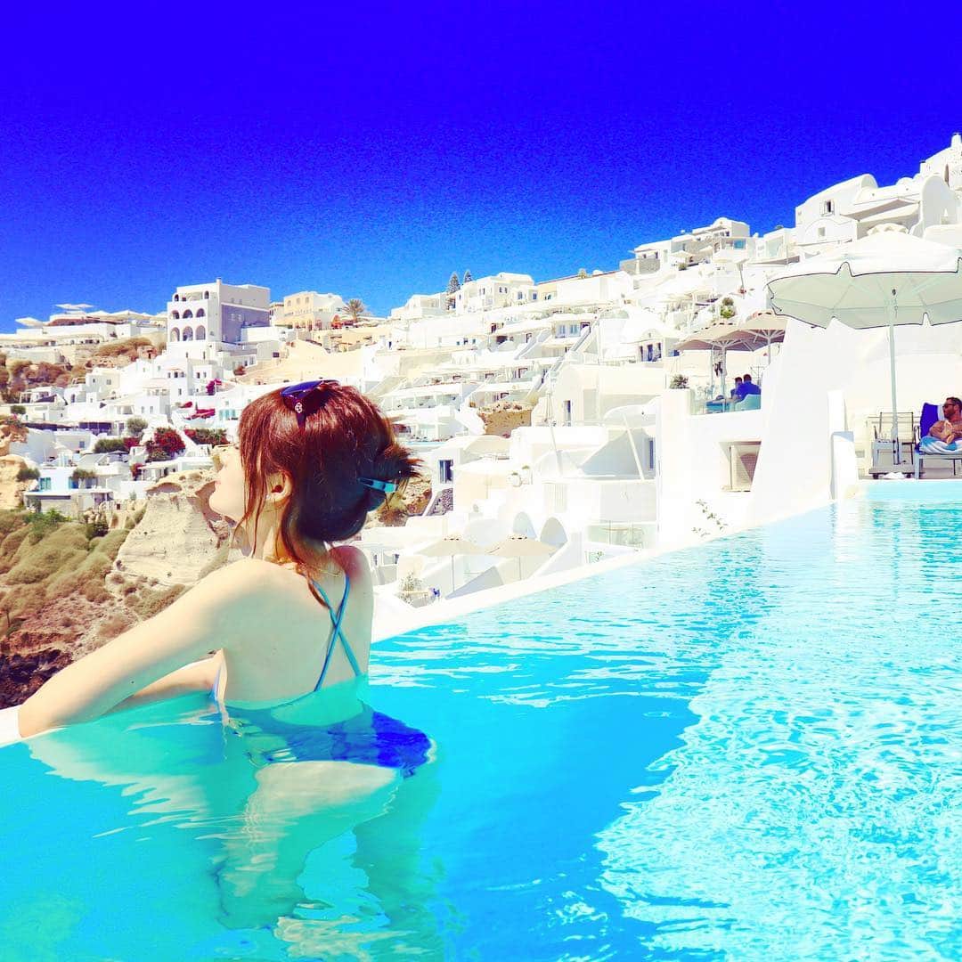 しほの涼のインスタグラム：「エーゲ海の島は見渡す限り真っ青💙 いつまでもずっと眺めていたいなぁ😌  #サントリーニ島 #ギリシャ #カティキエス #ラグジュアリーホテル #二つ星レストラン #インフィニティプール #エーゲ海 #greek_islands #greek #katikies #infinitypool #pool #キプロス島 #太陽 #travelblogger #travel #海外旅行 #ヨーロッパ #EU #blue」