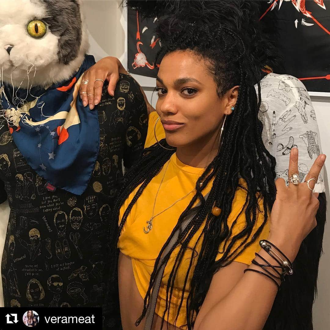 フリーマ・アジェマンさんのインスタグラム写真 - (フリーマ・アジェマンInstagram)「#Repost @verameat with @get_repost ・・・ 💎Feelin #Blessed #Actress #FreemaAgyeman popped by #TheCarrieDiaries & #Sense8 #HeartoftheDead ring ☠️ • • • Wish I had more fingers!!!!! You’re stuff is SO dope!!!! ☠️❌💟」9月2日 23時59分 - freemaofficial