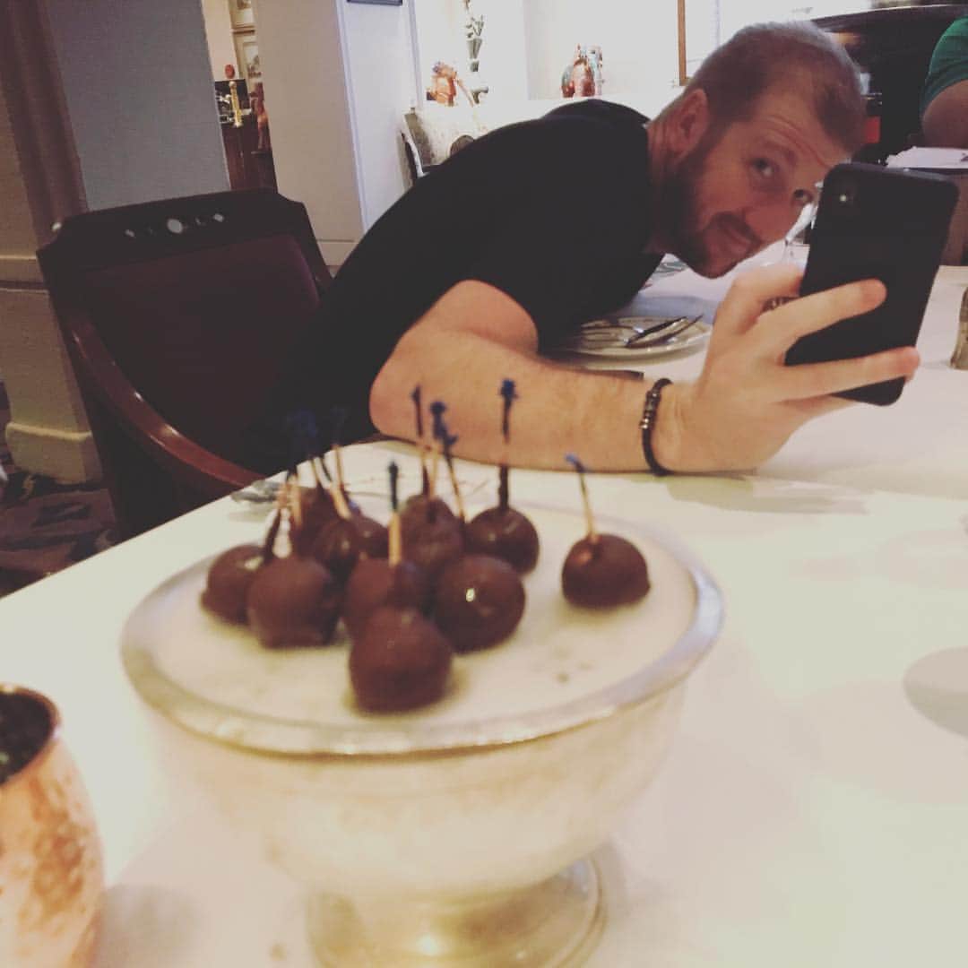 ピーターBaNさんのインスタグラム写真 - (ピーターBaNInstagram)「友達とチョコ食ってる(*☻-☻*) #チョコ美味い #ダイエット中のおやつ」9月3日 0時02分 - banpeterban