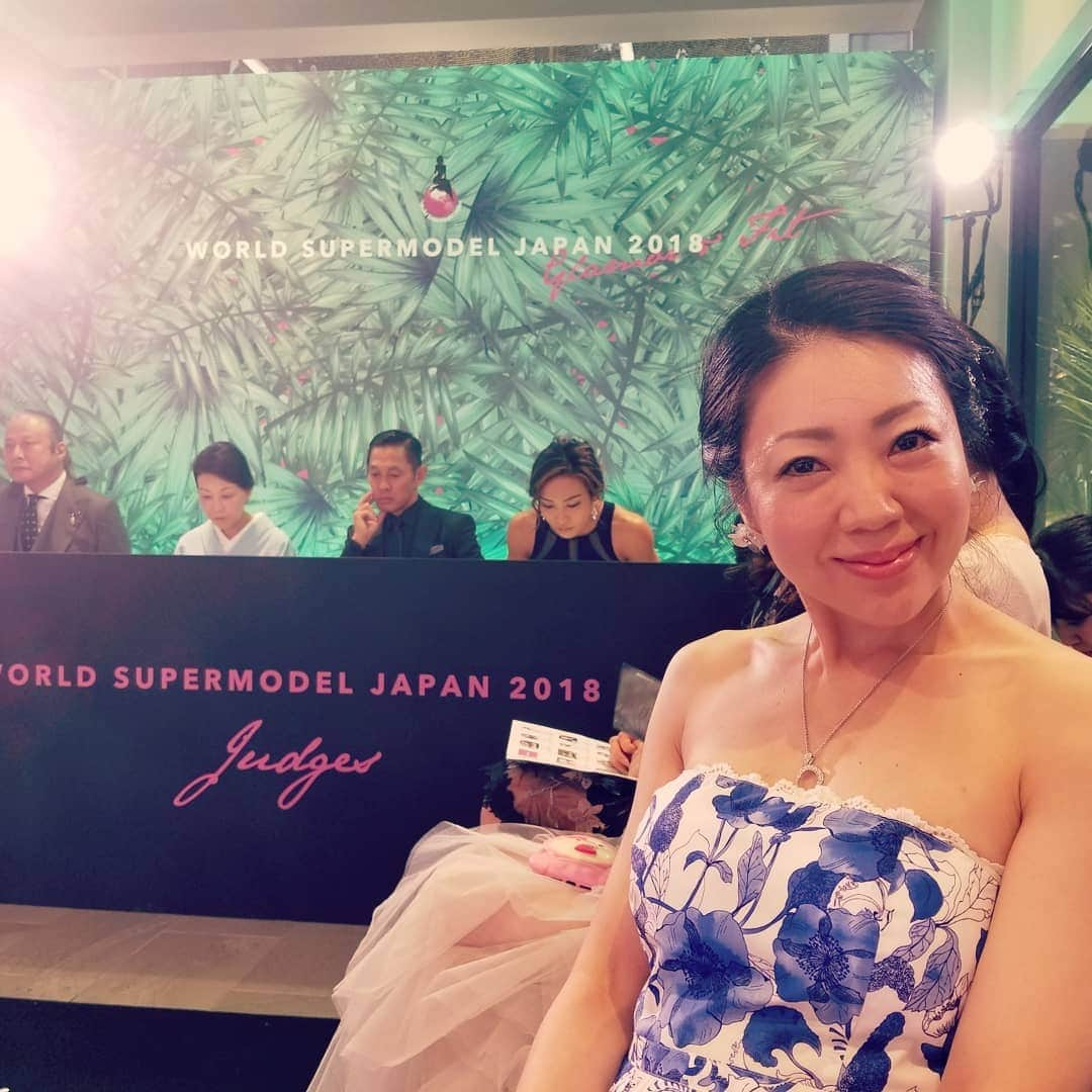 今堀恵理さんのインスタグラム写真 - (今堀恵理Instagram)「タカミブライダル主催 WORLD SUPERMODEL JAPAN 2018 世界24か国のトップモデルが集まる国際モデル大会のジャパンビューティーを決めるイベント。が有り、ご招待頂きました @cake_ravissante ちゃんと一緒に行きました  ReebokクロスフィットモデルAYAさんがゲスト審査員で来られてました❤もう１名のゲスト審査員はZEEBRAさん。  会場は8月24日にオープンしたウェディング複合施設ビルTHE DRAPEでした☆。 シャンパンはルイナール、ケイタリングはミシュラン3つ星のHAJIMEのフード。 さすがタカミさん  最近、着けてたらラッキーばっかりの 石工房　遊石のパワーストーンブレスレット。華やかで可愛いの☆ この日も着けていきました  #タカミブライダル　#supermodeljapan #水着審査　#パワーストーン　#天然石　#天然石ブレスレット　#healingstones #おしゃれ　#セレブ　#gem #遊石　#オーダーメイド　#世界に一つ　#ハンドメイド　#reebok #ウェディングドレス」9月3日 0時33分 - eriimahori