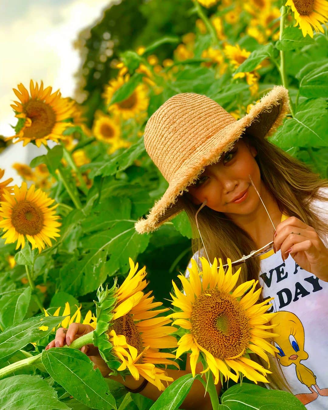菅又菜摘（ナツ）さんのインスタグラム写真 - (菅又菜摘（ナツ）Instagram)「こどな👧🏾w #tweety #tweetybird #🐥 #sun #flower #sunflower #🌻 #sunflowers #september #ひまわり  #kogenatsu #焦げNATSU #こげなつ」9月3日 1時29分 - kogenatsu920