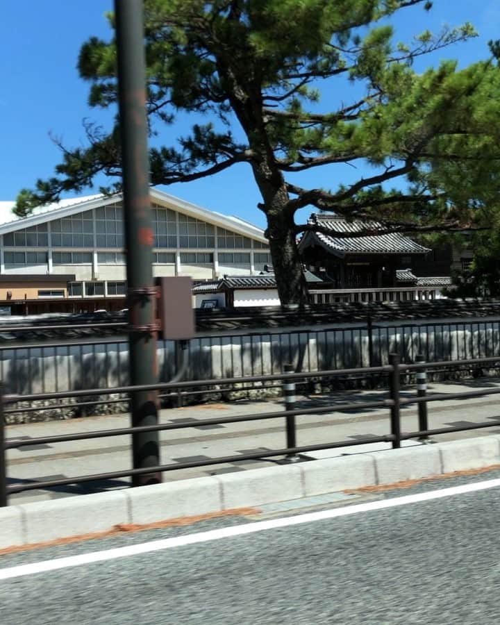 松阪ゆうきのインスタグラム：「明倫館を横目に 広島向かいます(o^^o)  #明倫館  #萩」