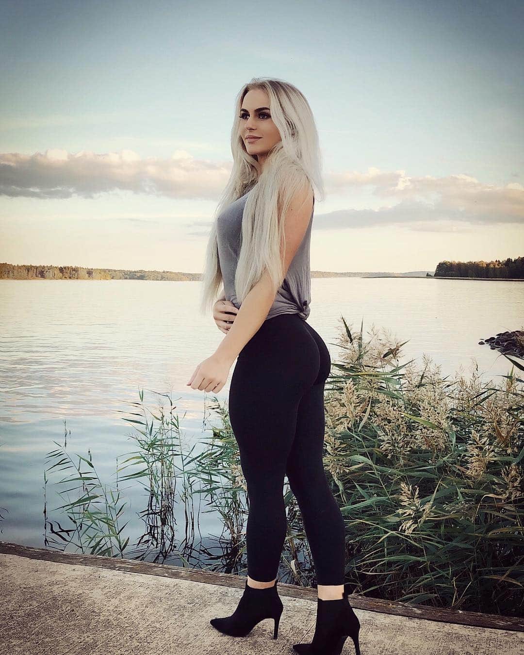 Anna Nyströmさんのインスタグラム写真 - (Anna NyströmInstagram)「Beautiful Sweden 💗 Summer is quickly coming to an end but I’m looking forward to fall 🍁☺️」9月3日 4時27分 - annanystrom