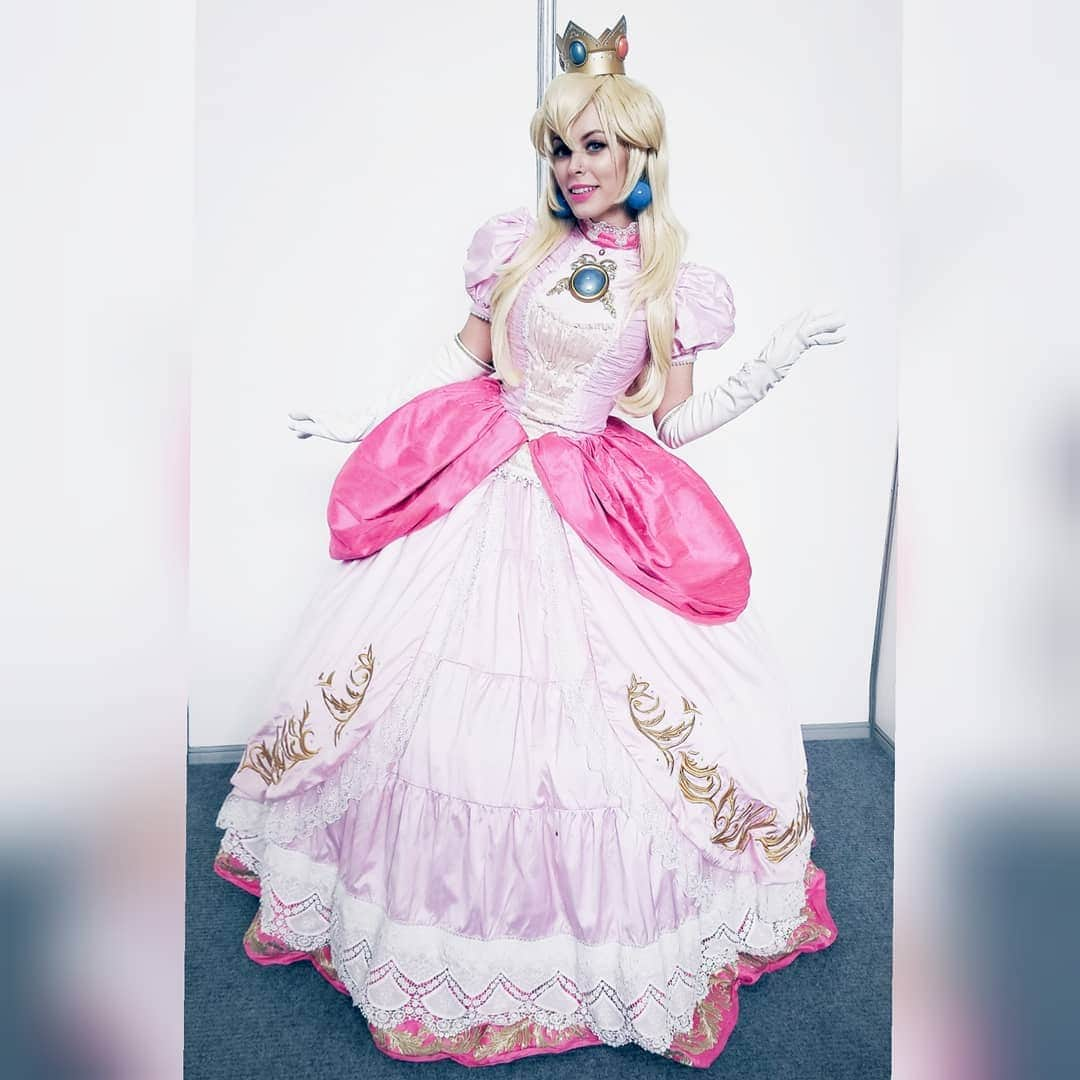 Nadya Antonさんのインスタグラム写真 - (Nadya AntonInstagram)「Ultimo dia de @masgamers ♡  #peach #mariobros #nintendo #cosplay #videogame #princesspeach #queen #masgamerstechfestival #perú #nadyasonika #queen👑」9月3日 5時32分 - nadyasonika