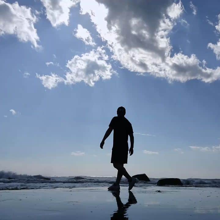 のインスタグラム：「海に来た、海は広い ─ 自然は偉大で自分の悩みが ほんと小さいものだと思わせてくれる 救われるのはいつも自然 ㅤ 夏は好きだ、けど夏は嫌い 選手時代はシゴキ練習の時間が長いこの季節 この時期が来ると当時を思い出して 恐怖心が蘇る、ほんと嫌になる ㅤ ㅤ ㅤ ㅤ ㅤ ㅤ 今スポーツ界は暴力問題からパワハラ問題でメディアに取り沙汰されているけど ㅤ ㅤ 元選手だった私にはこみ上げる怒りと悲しさと とても複雑な心境 この問題は今の体制もそうだけど よりもっと複雑なものを露呈してるように見える ㅤ ㅤ ㅤ ㅤ ㅤ ㅤ ひたすら練習の日々を送った選手は 夢絶たれたその後社会でやっていく知識がない ㅤ ㅤ 技術を教える 「指導者」の選択しか発想がない ㅤ だから既存協会体制下に入るしか 選ぶ手段がない←(これも問題) ※performerや違う道に行く人もいるけど ㅤ 指導者になっても 先の先輩方がいるから意見が言えない 選手から指導者になっても 体育会系の世界はかわらない ㅤ ㅤ ㅤ ㅤ 私の一番大嫌いな「体育会系」 ㅤ ㅤ ㅤ ㅤ 私はやっぱり 今の時代に体育会系は合わないと思ってる 元々体育会系てのは 戦前の「軍隊式の管理と服従」 起源が軍隊式教育という始まりを知らないなら 知ろうとしないから気付かない ㅤ いまだに教育・精神を学ぶために 体育会系を入れてる時代に合わない違和感を そのままにしたのが表面化したように思える ㅤ ㅤ もう気付く時なんじゃないかな ㅤ ㅤ ㅤ ㅤ 確かに組織をまとめるのに 体育会系は管理は楽だけど もう時代が違うしょ だから暴力も 容認されてしまうんじゃないの？ ㅤ ㅤ 日本のスポーツは 選手と協会が体育会系抜きで 「一緒の目線」で話し合わないと ㅤ ㅤ 体育会系で教育された先輩方が プライドなしにして後輩達と一緒に考えていく 努力をしなければならないんじゃない 人間積み重ねたリズムや経験を 変えたりするのは大変だけど ㅤ この「体育会系」で上手くいき 慣れてしまった人は 新しい時代の変化を 学習しなくてはならない。 勝利至上主義はもう通用しない ㅤ 年下は年上を尊敬し 年上は年下を敬う そのバランスさえ取れれば 体育会系の服従なんていらないしょ ㅤ もっと根本を、 原点に戻る必要がある ㅤ ㅤ 「スポーツ」はいつから勝利至上主義(勝つことが全て)が台頭してしまったのか？ ㅤ なぜスポーツをやるのか？ ㅤ ㅤ ㅤ ㅤ ㅤ ㅤ ㅤ 私はそれは 我々が「人間」だからだと思う ㅤ 我々人間は動物ではない 動物はスポーツをしない ㅤ 「人間」だからスポーツをする スポーツをすることは人間として 自分という「人間」を表現する行動欲求 「人間」として生きる表現する方法だ ㅤ ㅤ ㅤ スポーツ界全体が色々取り沙汰される今 単なる人員を変えればいい問題ではなくなって きている ㅤ 今一度日本のスポーツ全体を見て スポーツの本質と 今までのスポーツ教育の歴史から見直して スポーツを通しての人間教育の意味を 考えて行かないと何も変わらないと思う (スポーツの礼儀正しさは体育会系の圧力や恐怖からの行動になってないか等) ㅤ メダル選手がそのまま役員になって 勉強もしないで本当に人間教育など果たして出来るのだろうか？ 勝てばすべてが美学になってしまうのはとても危険なんじゃないか？ まさかそんな事考えないで 彼らはやっていたんじゃないだろうな  ㅤ ㅤ ㅤ 野放しにしてたツケが回ってきたんだ ㅤ ㅤ ㅤ 最近のスポーツ事情を見てて 本当に腹が立った ㅤ ㅤ あれだけ当時 イビって偉そうに上からあーだこーだ言って いざとなったら黙りとは ㅤ ㅤ スポーツは好きだが 日本のスポーツ体制下は好きじゃない ㅤ ㅤ 数日前、某局から電話が来たので 取り敢えずお話はしたので でもそれは上層部は絶対知ってる内容だから後は第三者委員会の方にお任せして今後の流れを見守ろう ㅤ ㅤ ㅤ この事が この古き協会体制の改革の きっかけになって欲しい ㅤ ㅤ ㅤ ㅤ #gymnastics #gymnast #体操 #体操競技 #海 #空 #自然」