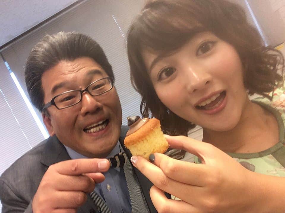 フジテレビアナウンサーのインスタグラム：「永尾亜子です🌸 今日は嬉しいことがありました😊オンエアを終えて、スタッフルームに戻ってきた軽部さん。目の前にやってきて、「はい」と言いながら差し出したその手にはなんと、栗のカップケーキが🌰✨✨ 今日のめざましテレビ『イマドキ』で紹介した秋スイーツを試食できなかったわたしのために、わざわざスタジオから持って来てくれたんです😆初めての出来事に感動して涙が出そうになりました！優しいところもある軽部さん、尊敬する先輩です✨ #フジテレビアナウンサー #軽部真一 #永尾亜子」