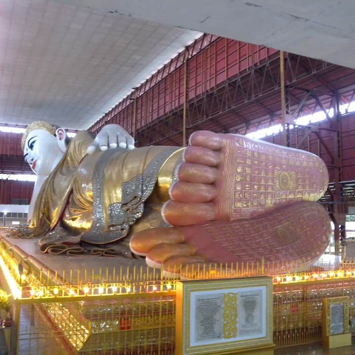 TRAVEL PLANETのインスタグラム：「#yangon #myanmar #ヤンゴン #ミャンマー #チャウタッジーパゴダ #世界見聞LOG . . 横たわる 巨大仏の 足の裏 その奇抜さに 祈り忘れる . . ヤンゴンのチャウタッジーパゴダに横たわる巨大な釈迦像は長さ65.8m。足の裏には涅槃の世界を表現する108の絵が描かれています。 . #トラベルプラネットでミャンマーの旅」