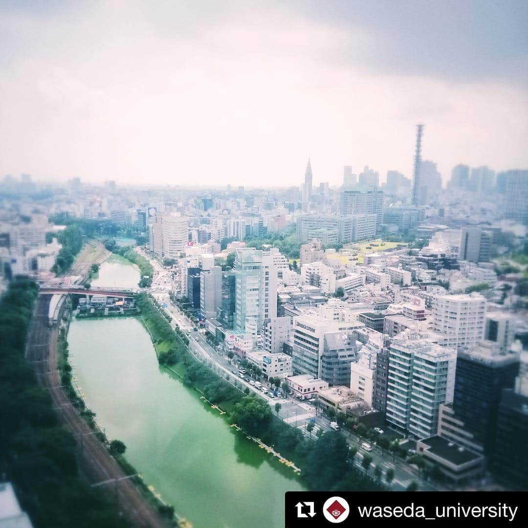 のインスタグラム：「先日、市ケ谷キャンパスに@waseda_university さんがお越しになった際、#ボアソナードタワー からの景色を投稿してくださいました！ 素敵な写真を撮ってくださり、ありがとうございます！  #法政 #大学 #hosei #university #市ヶ谷 #キャンパス #campus #外濠 #tokyo #waseda_university #カコソラ #igで繋がる空」