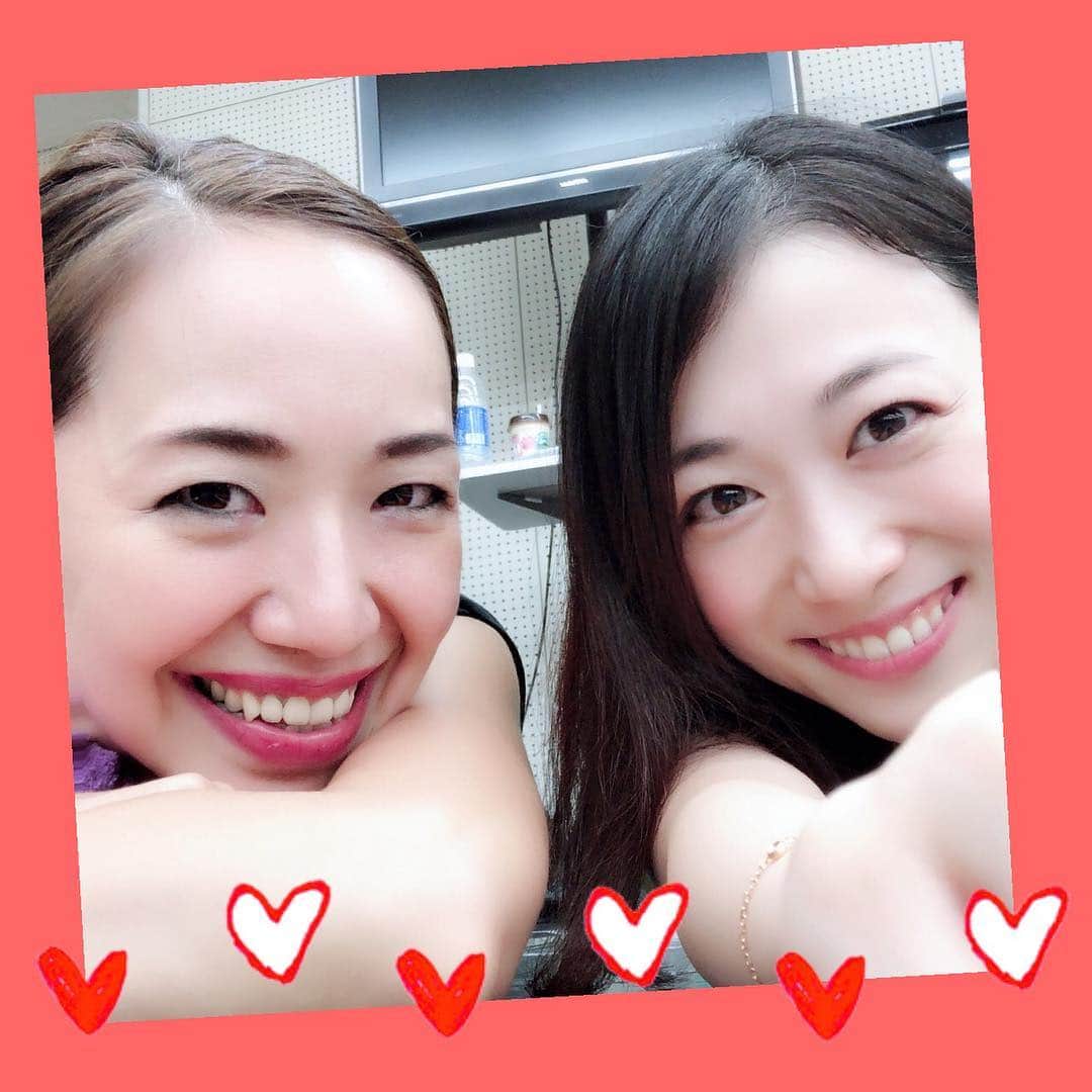 貴千碧のインスタグラム：「本日振付1日目、無事に終了致しました💃 稽古終わりに一期下の可愛子ちゃんと😎✌️宝塚音楽学校の頃…ゆあちゃんは当時から相当な美少女で…そのお顔から流れる大粒の涙はダイヤモンドの涙💎✨と呼ばれていた…✨✨今も良い意味で当時と全く変わらない素敵女子です☺️❤️ 明日台風💨交通機関など心配ですね(;_;)皆さんお出かけの際はくれぐれもお気をつけて下さい😭💦私はみっちゃんさんと船のお稽古頑張るぞっ💪🛳 #ドラマシティ でのお稽古^_^ #星組#紅ゆずる さん#さゆみさん と入りがかぶる🤣 #尚先生#振付 懐かしい☺️✨🙏」
