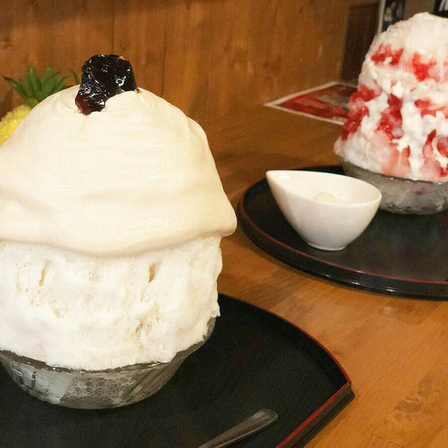 中村優のインスタグラム：「🍧なかむらのかき氷記録🍧 ちょっと前の話ですが インスタ投稿はしてなかったみたい😰 . はちロケの 華山志歩ちゃんと 大人気の雪うさぎへ!! . . 7月に行って 2時間半待ちくらいだったかな😳 . 名前書いておけば、その時間に行けばいいシステムだったので その時間まで 駅前のカフェでお茶してました☕ . . 私はコーヒーゼリーのかき氷にしたよっ😎 フルーツ系も美味しいけど こういうエスプーマ(ムース状の泡)のかき氷もいいですね☺️ . . . ブログあげたから よかったら読んでねー🐰 . #かきごおらー #かきごおりすと #かき氷部 #かき氷研究所 #かき氷巡り #なかむらのスイーツ巡り #エスプーマかき氷 #コーヒーゼリーかき氷 #コーヒーゼリー #shaveice🍧 #駒澤大学カフェ #雪うさぎ #雪うさぎ駒沢  #instafood #instasweets #はちロケ #華山志歩 #スタプラ #3Bjunior #中村優」