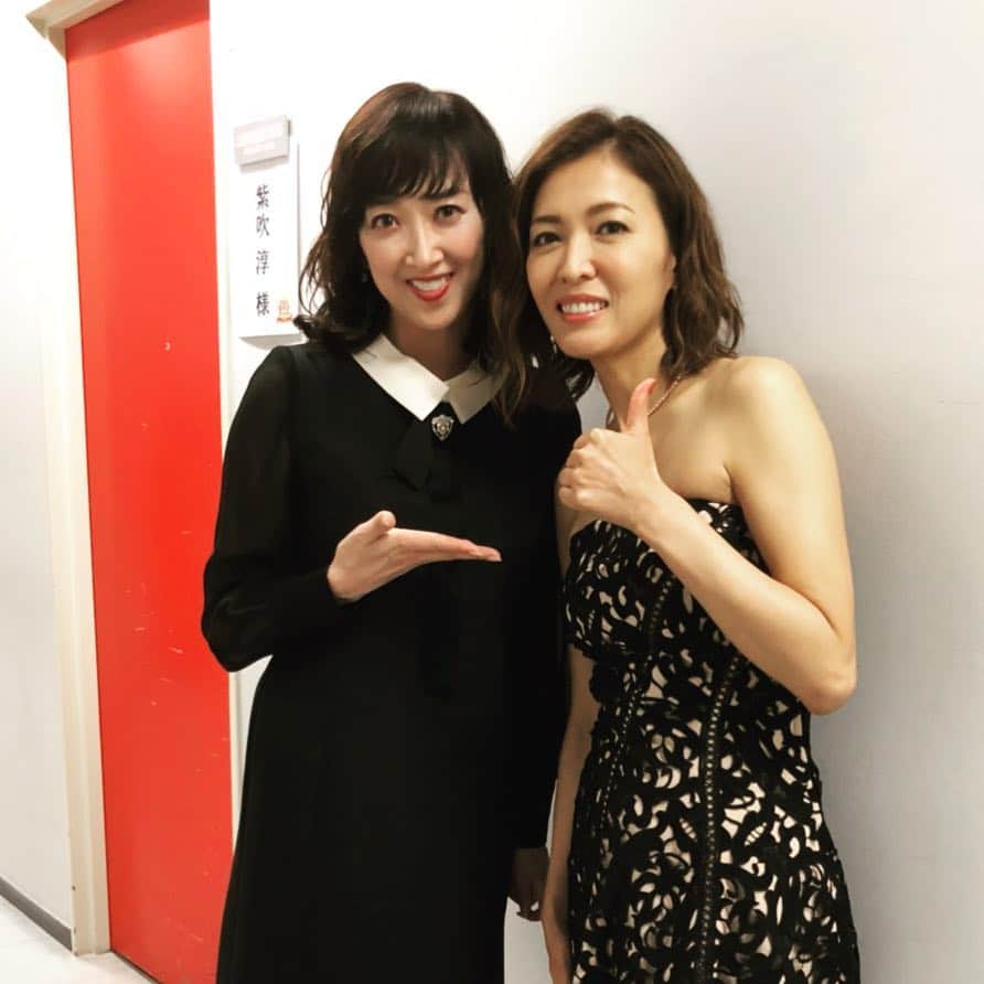 安蘭けいさんのインスタグラム写真 - (安蘭けいInstagram)「先日、とある撮影でリカさん(紫吹淳)と久々にご一緒させて頂きました❣️とても楽しかったんです〜😆どうぞお楽しみに🎶 宝塚の上級生は本当に若くて綺麗だなと再認識した一日でした😍 #情報公開までお待ちください #紫吹淳 さん #宝塚 #上級生 #私 #二の腕 #ムチムチ笑っ」9月3日 15時31分 - toko_aran