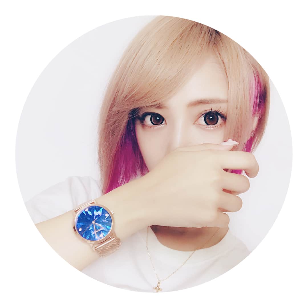 のインスタグラム：「時計集めも趣味のひとつ😎 新しい仲間が増えたよ⌚✨ ． @monogriis_jp の腕時計💋 ローズゴールドのメッシュベルトに サファイアブルーのフェイスが可愛い😢💋 マザーオブパールでキッラキラ✨ ．  #monogriis #モノグリース #時計集め #時計からその日のコーデ決めたりするタイプ」