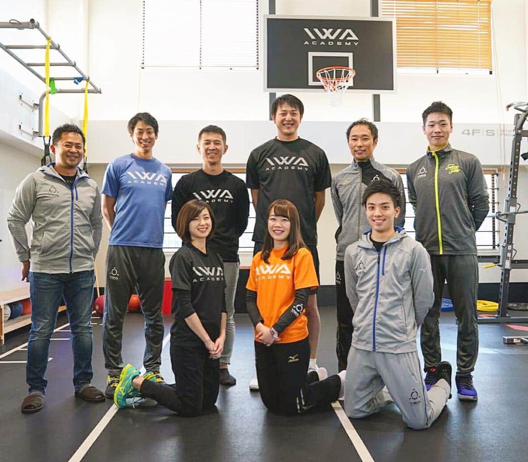 のインスタグラム：「【スタッフ募集のお知らせ】  僕が共同オーナーを務めているIWA ACADEMYでは、リカバリーフィールドスタッフを若干名募集いたします！ IWA ACADEMY会員様、アスリートのボディケアをサポートするお仕事です。  職種：リカバリーフィールドトレーナー 資格：理学療法士、柔道整復師、鍼灸師、あんまマッサージ指圧師のいずれかの資格をお持ちの方 年齢：30歳までの男女 雇用形態：正社員（最長3ヶ月のインターン期間あり） 給与：能力・経験・業績に応じて当社規定により決定します。（試用期間あり、実務経験者優遇）  応募方法：郵送もしくはメールにて承ります。（書類選考の後、面接日などをご連絡いたします） 郵送：顔写真付き履歴書をIWA ACADEMYまでお送りください。 〒102-0085 千代田区六番町1-7 K-PLAZA 1F IWA ACADEMY採用係  メール：顔写真付き履歴書のPDFファイルを info@iwa-japan.com までお送りください。 ※お送りいただいた履歴書は原則返却いたしませんので、あらかじめご了承ください。  明るい職場で患者さんやアスリートを笑顔にし、私たちと一緒にスキルアップを目指しましょう！  https://en-gage.net/iwa-academy/ --- 「全スポーツ、全世代対応、会員制複合型スポーツ空間」 【IWA ACADEMY】 〒102-0085  千代田区六番町1-7 K-PLAZA B1F,1F,4F TEL: 03-6265-6688 FAX: 03-6265-6687  JR市ヶ谷駅 4番出口より徒歩5分 JR四ツ谷駅 麹町口より徒歩6分 東京メトロ麹町駅 6番出口より徒歩4分 http://iwa-academy.com/」