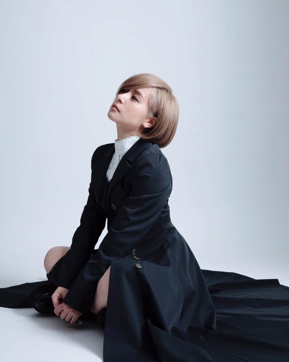 吉田有里のインスタグラム：「#男装 英国風の少年っぽく…。楽しい撮影だった…。 (A&Gショップにて#fivestars festival2018 パンフレット発売中〜) #男装 #cosplay #男装女子 #外国人風」